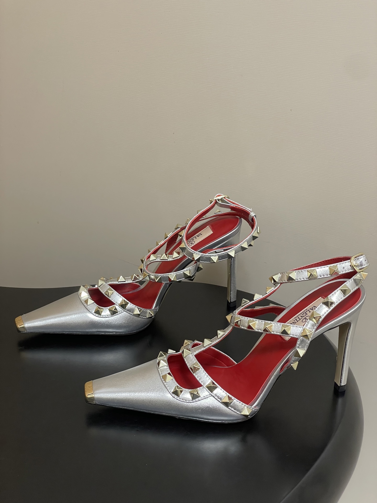 顶级品质（配飞机盒✈️➕10）2026春夏新款 Valentino 华伦天奴ROCKSTUD漆皮系带铆钉