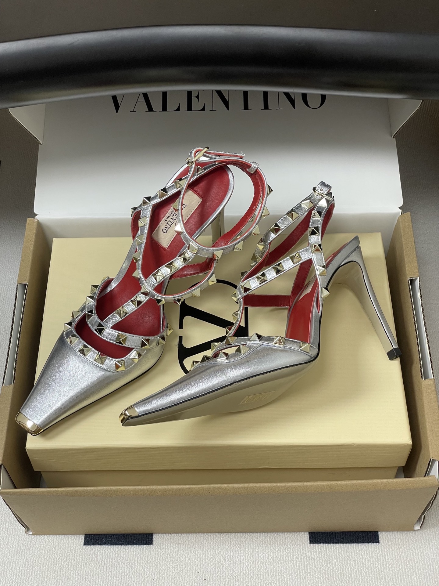 顶级品质（配飞机盒✈️➕10）2026春夏新款 Valentino 华伦天奴ROCKSTUD漆皮系带铆钉