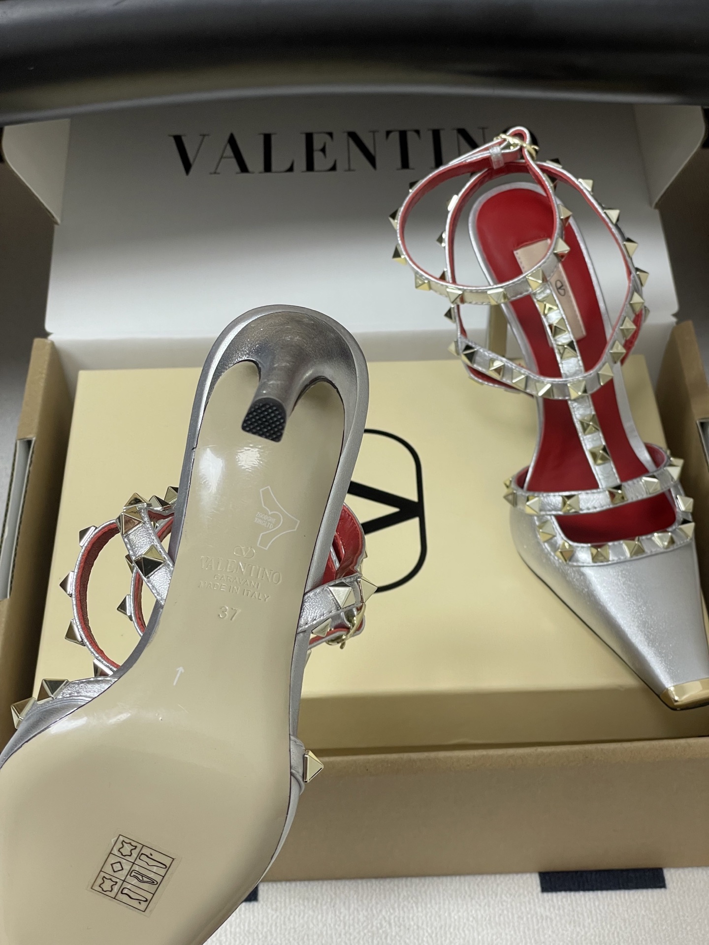 顶级品质（配飞机盒✈️➕10）2026春夏新款 Valentino 华伦天奴ROCKSTUD漆皮系带铆钉