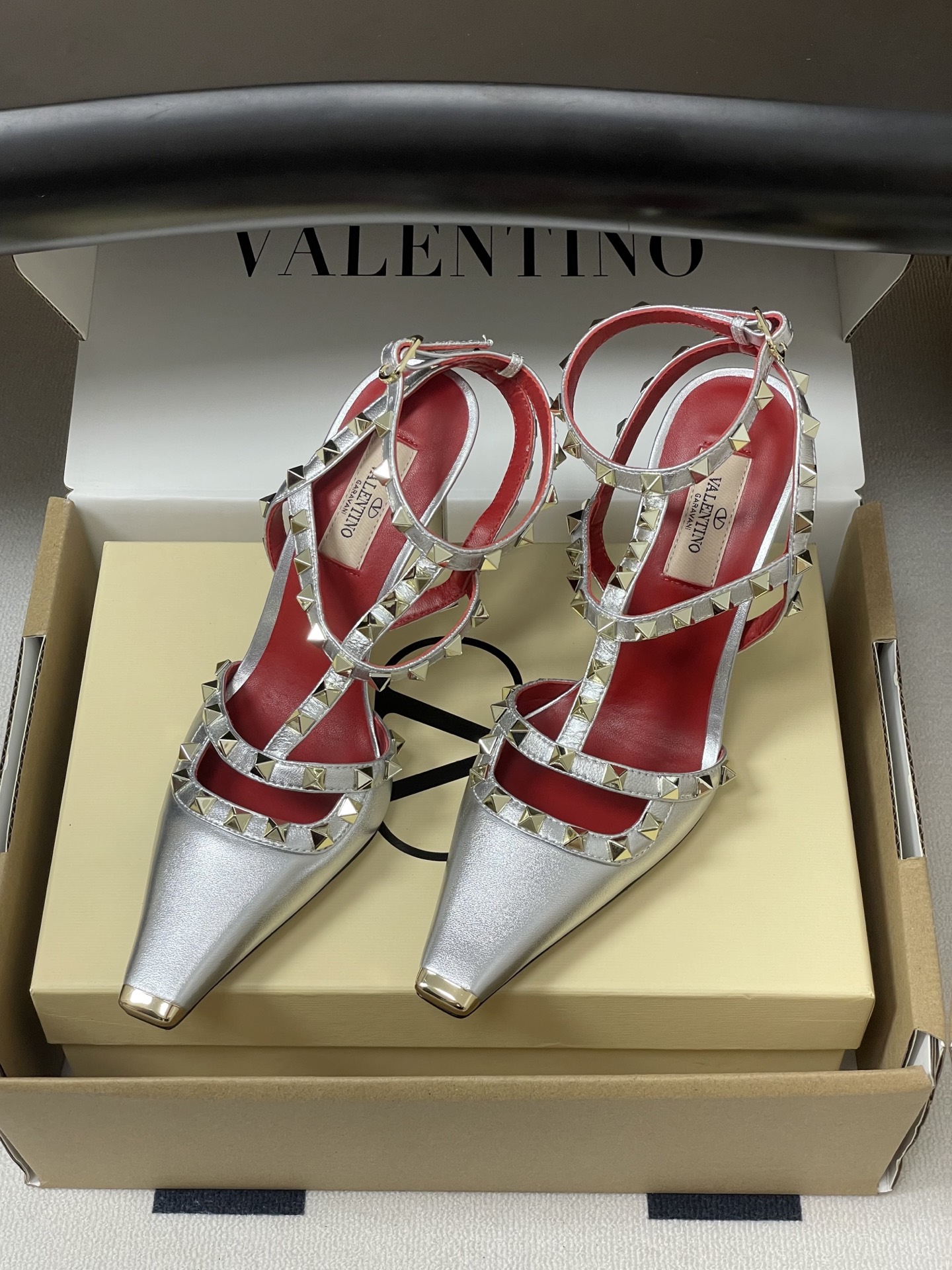 顶级品质（配飞机盒✈️➕10）2026春夏新款 Valentino 华伦天奴ROCKSTUD漆皮系带铆钉