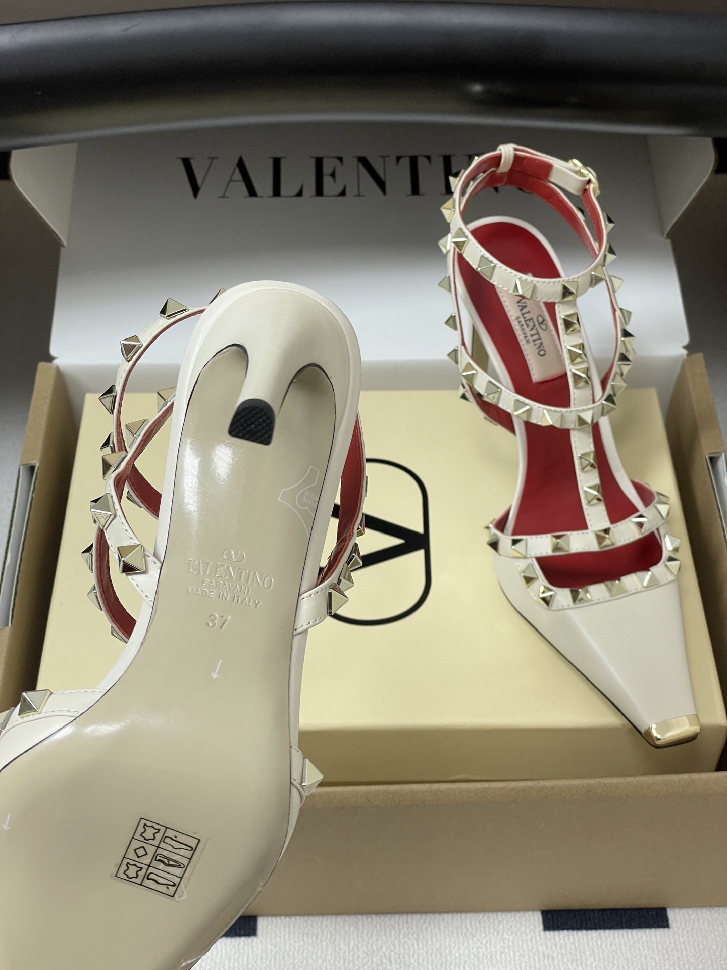 顶级品质(配飞机盒✈️➕10)2026春夏新款 Valentino 华伦天奴ROCKSTUD漆皮系带铆钉 顶级品质(配飞机盒✈️➕10)2026春夏新款 Valentino 华伦天奴ROCKSTUD漆皮系带铆钉