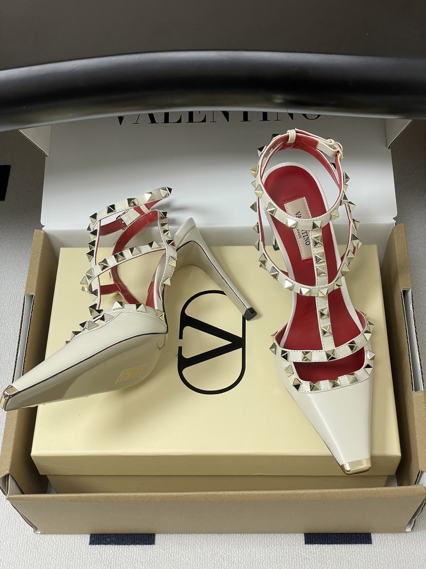 顶级品质(配飞机盒✈️➕10)2026春夏新款 Valentino 华伦天奴ROCKSTUD漆皮系带铆钉 顶级品质(配飞机盒✈️➕10)2026春夏新款 Valentino 华伦天奴ROCKSTUD漆皮系带铆钉