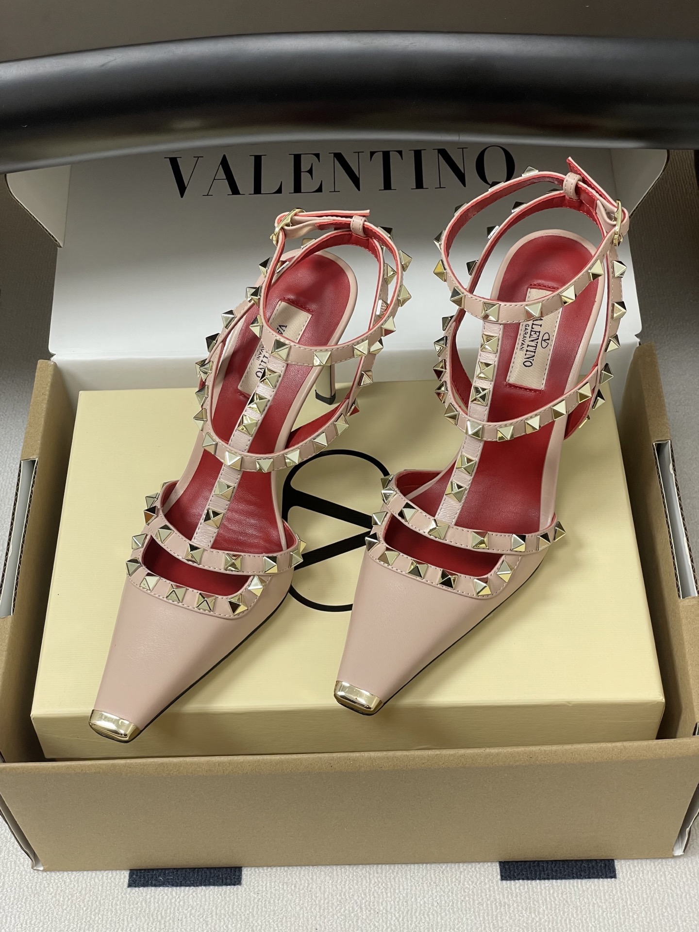 顶级品质(配飞机盒✈️➕10)2026春夏新款 Valentino 华伦天奴ROCKSTUD漆皮系带铆钉 顶级品质(配飞机盒✈️➕10)2026春夏新款 Valentino 华伦天奴ROCKSTUD漆皮系带铆钉