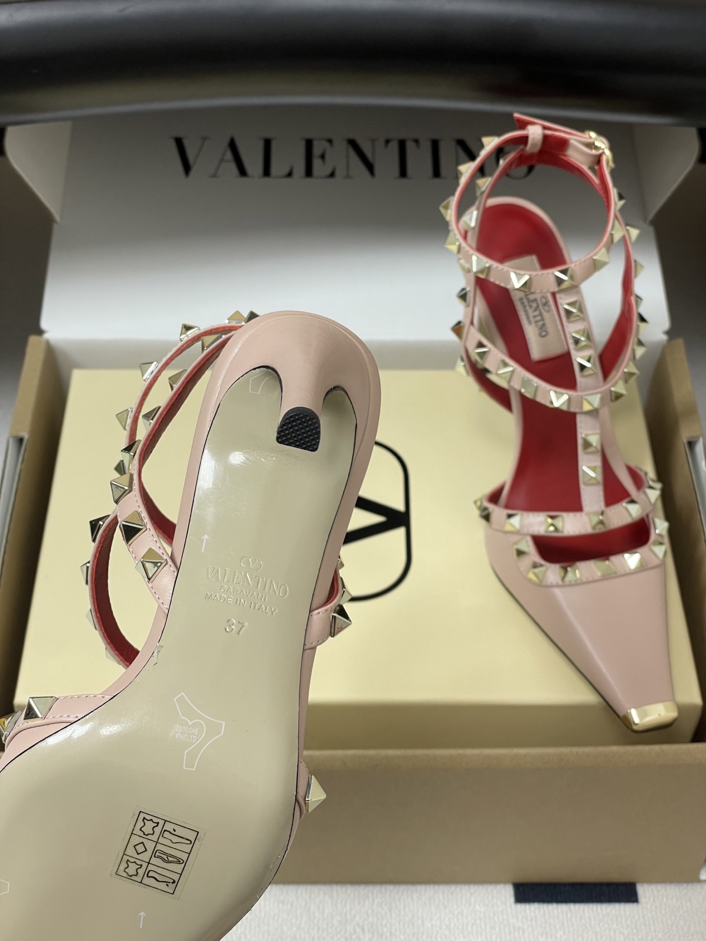 顶级品质(配飞机盒✈️➕10)2026春夏新款 Valentino 华伦天奴ROCKSTUD漆皮系带铆钉 顶级品质(配飞机盒✈️➕10)2026春夏新款 Valentino 华伦天奴ROCKSTUD漆皮系带铆钉