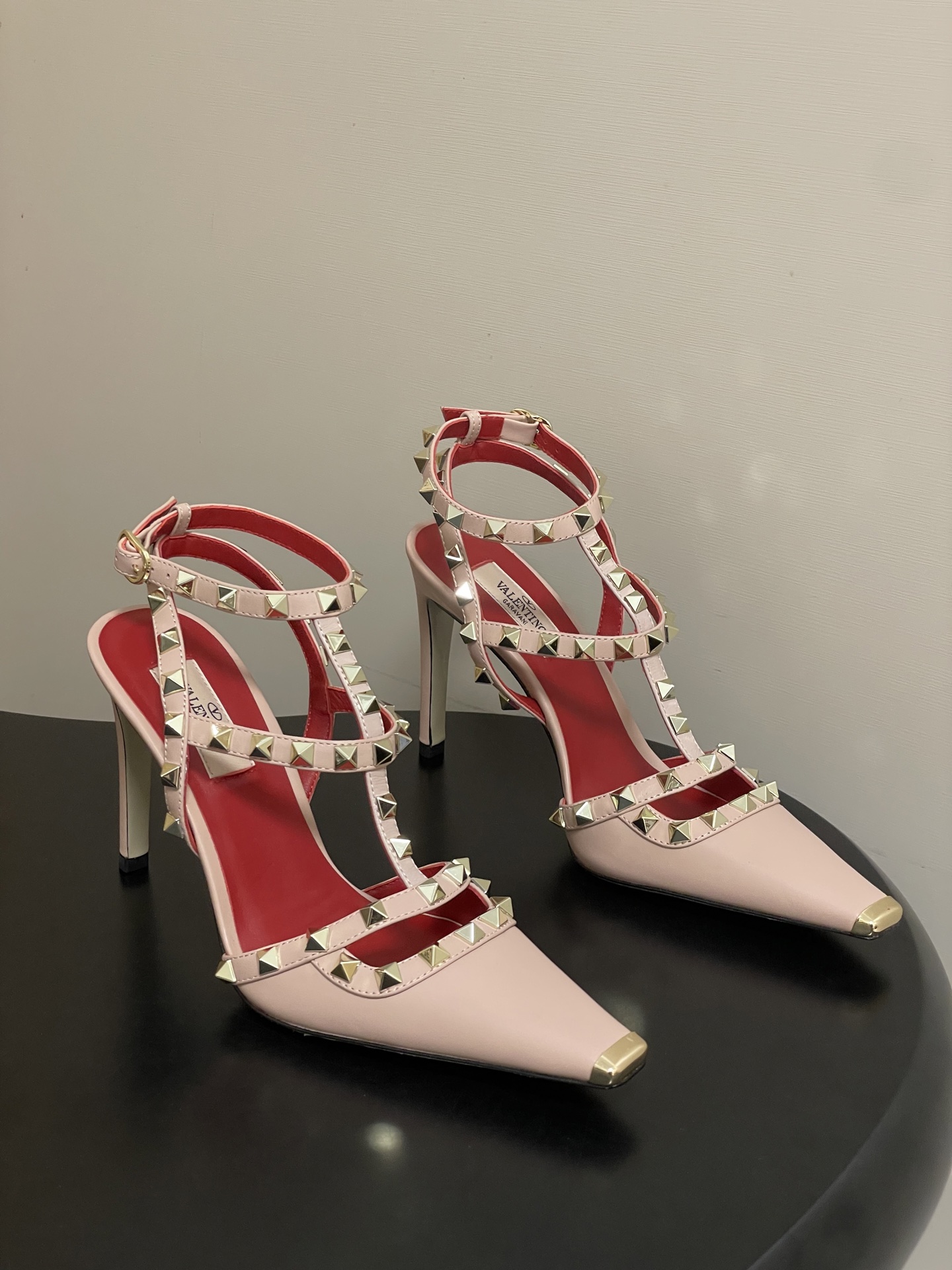顶级品质（配飞机盒✈️➕10）2026春夏新款 Valentino 华伦天奴ROCKSTUD漆皮系带铆钉