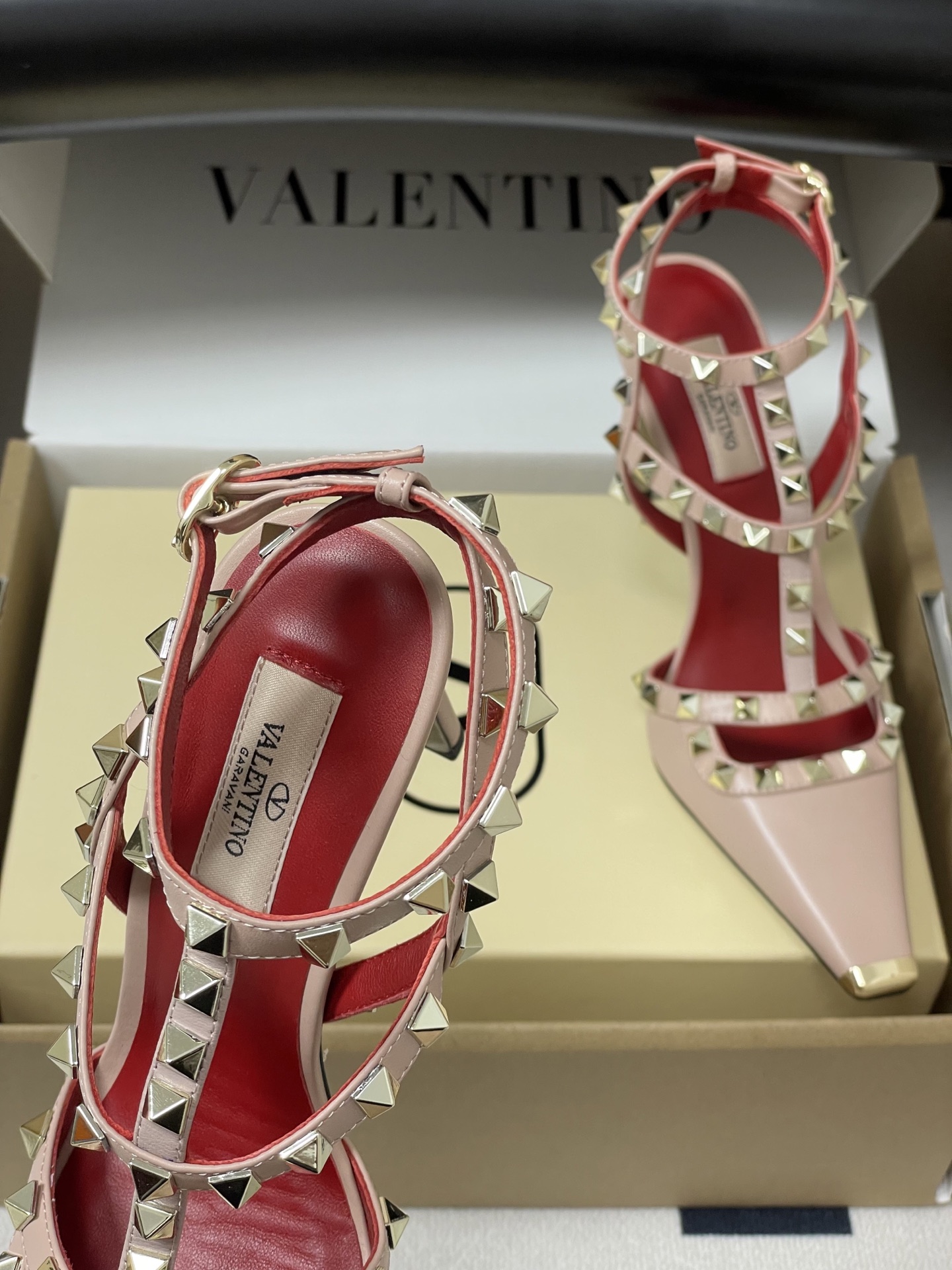 顶级品质(配飞机盒✈️➕10)2026春夏新款 Valentino 华伦天奴ROCKSTUD漆皮系带铆钉 顶级品质(配飞机盒✈️➕10)2026春夏新款 Valentino 华伦天奴ROCKSTUD漆皮系带铆钉