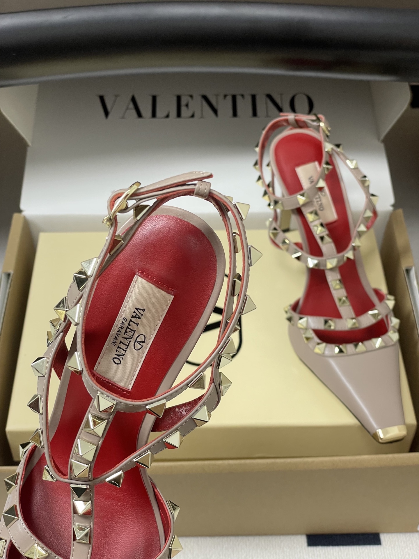 顶级品质(配飞机盒✈️➕10)2026春夏新款 Valentino 华伦天奴ROCKSTUD漆皮系带铆钉 顶级品质(配飞机盒✈️➕10)2026春夏新款 Valentino 华伦天奴ROCKSTUD漆皮系带铆钉