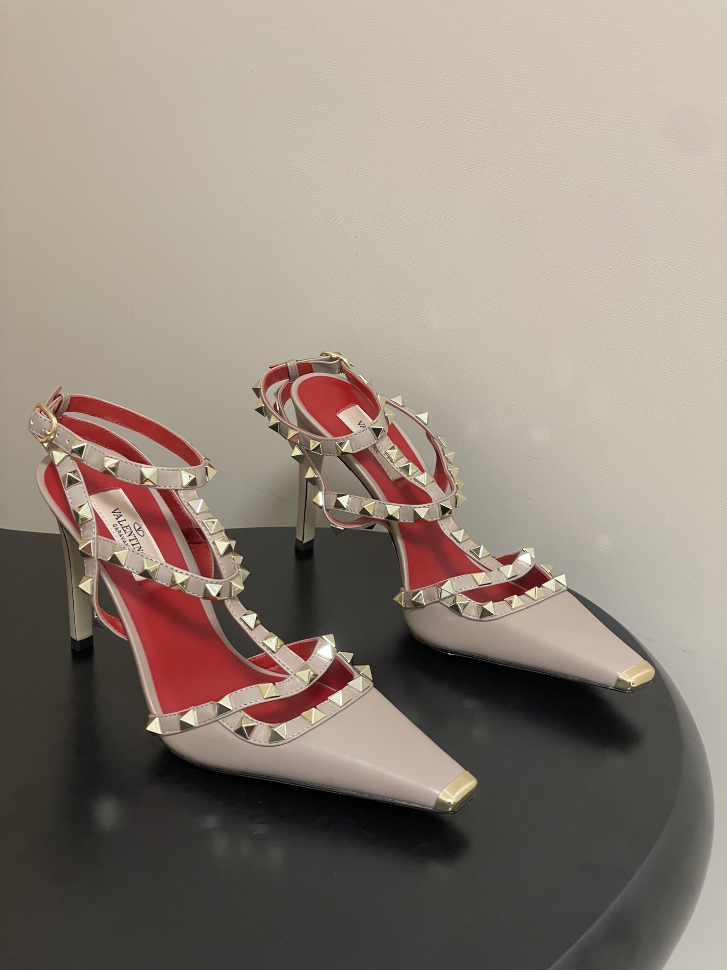 顶级品质（配飞机盒✈️➕10）2026春夏新款 Valentino 华伦天奴ROCKSTUD漆皮系带铆钉