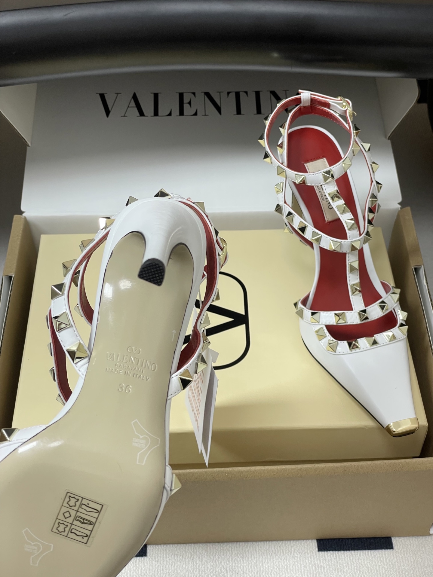 顶级品质(配飞机盒✈️➕10)2026春夏新款 Valentino 华伦天奴ROCKSTUD漆皮系带铆钉 顶级品质(配飞机盒✈️➕10)2026春夏新款 Valentino 华伦天奴ROCKSTUD漆皮系带铆钉