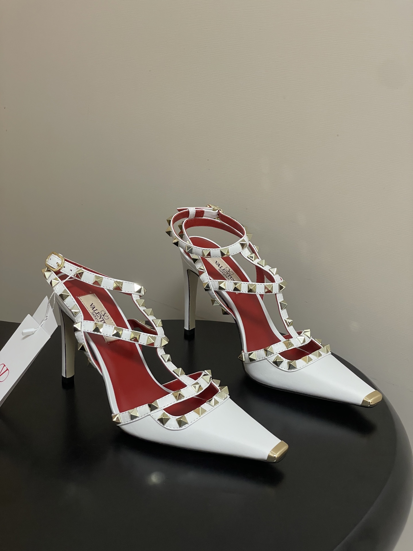 顶级品质（配飞机盒✈️➕10）2026春夏新款 Valentino 华伦天奴ROCKSTUD漆皮系带铆钉