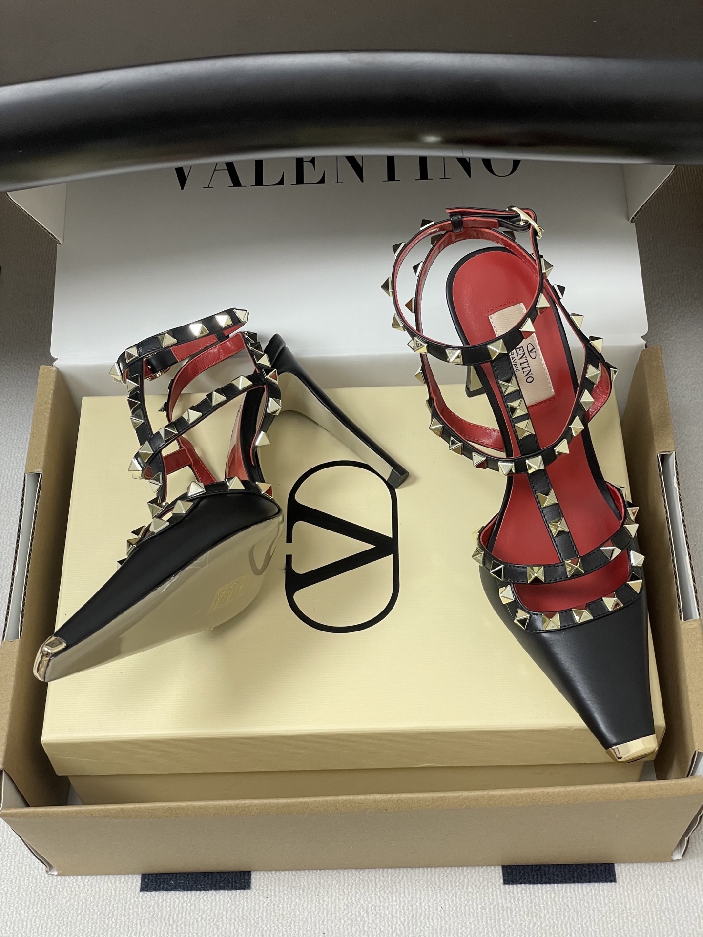 顶级品质(配飞机盒✈️➕10)2026春夏新款 Valentino 华伦天奴ROCKSTUD漆皮系带铆钉 顶级品质(配飞机盒✈️➕10)2026春夏新款 Valentino 华伦天奴ROCKSTUD漆皮系带铆钉