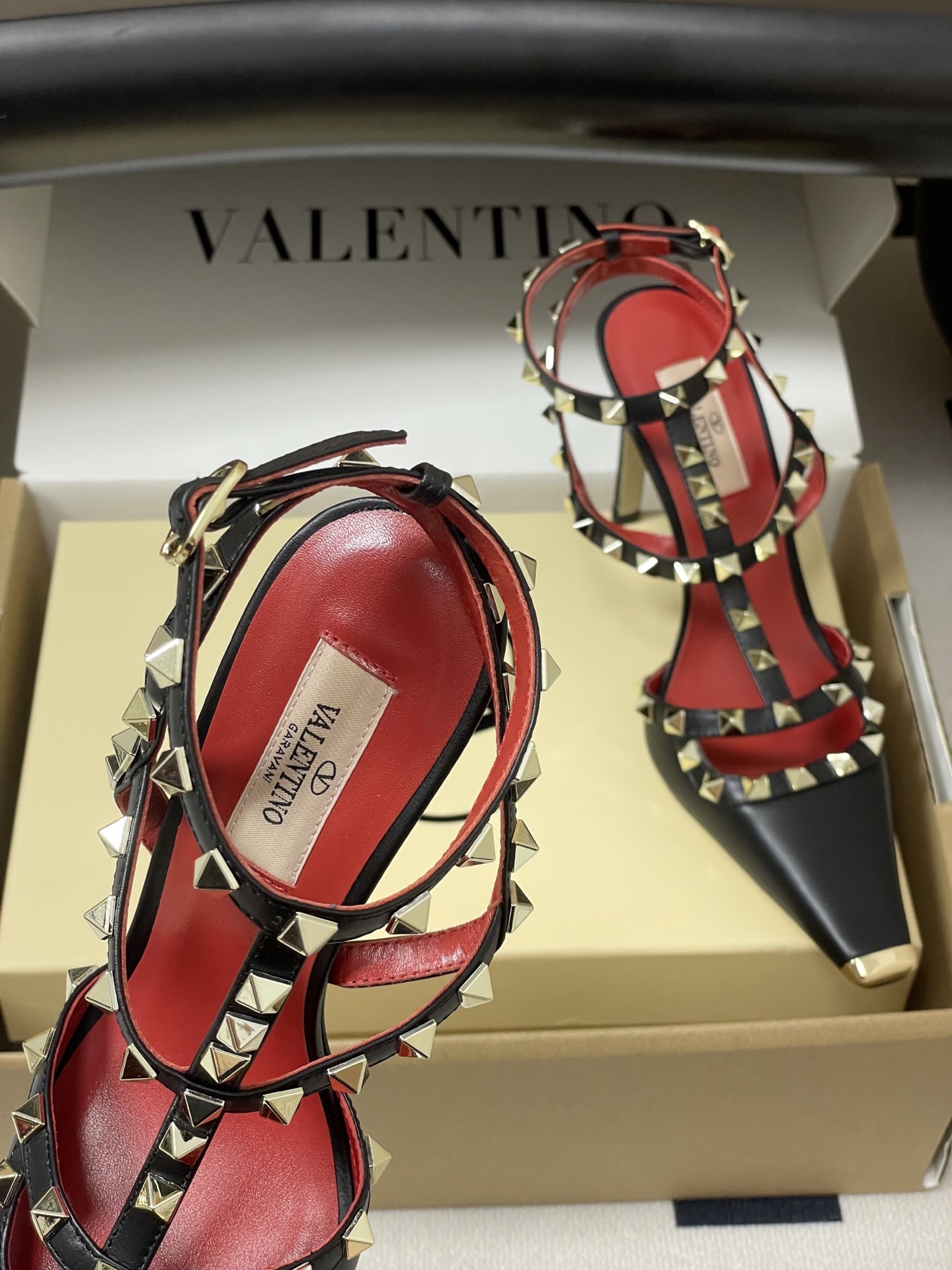 顶级品质(配飞机盒✈️➕10)2026春夏新款 Valentino 华伦天奴ROCKSTUD漆皮系带铆钉 顶级品质(配飞机盒✈️➕10)2026春夏新款 Valentino 华伦天奴ROCKSTUD漆皮系带铆钉