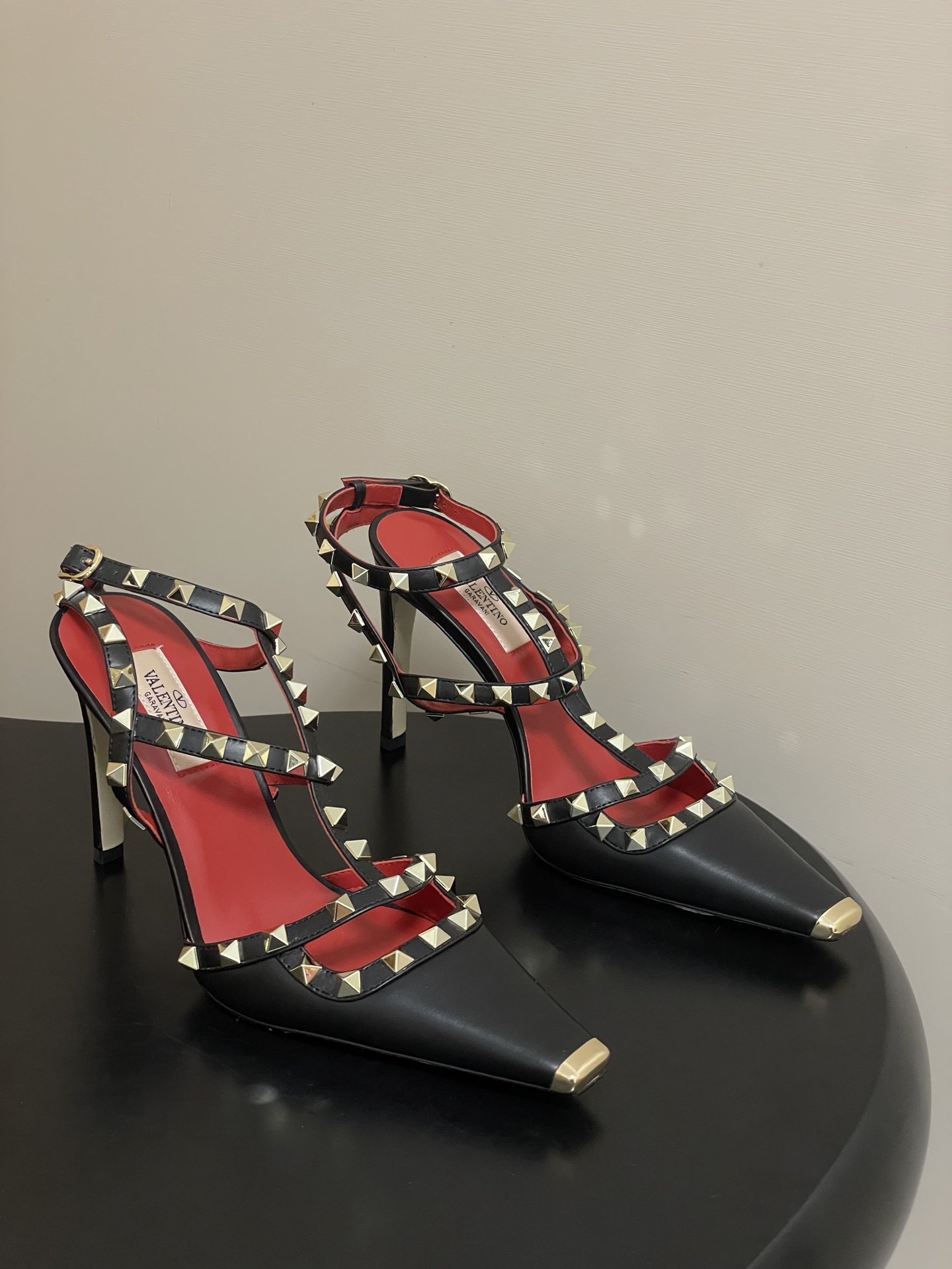 NO:869724,-Top quality (with airplane case 10) 2026 new spring and summer Valentino ROCKSTUD patent leather lace-up rivet high-heeled shoes VT metal headband high-heeled sandals rivet-wrapped classic sandals. The brand's iconic punk elegance and daily practicality are perfectly balanced. The neat pointed silhouette is matched with the iconic T-shaped strap design, embellished with classic rivet elements. Only clean and smooth lines fully demonstrate the sophistication of Italian classic shoes.  The upper is made of fine and soft leather, which feels smooth and full of texture. The body of the shoe is neatly routed, and the pointed toe cut has an excellent effect on modifying the shape of the foot. The adjustable buckle design on the heel takes into account the fit and the convenience of putting on and taking off. The overall style is neat and capable, but also has a gentle and intellectual atmosphere. The upper is made of custom-made cow patent leather/fetal cow leather/sheep leather, and the lining is water-dyed sheepskin.  Sole Italian A-grade genuine leather outsole, heel height 10cm, size 35-39 (34.40.41.42 custom-made, non-refundable), high heels and sandals, valentino, valentino, sandals, high heels, cowhide, sheepskin, sheep, Leather soles19860909-顶级品质（配飞机盒10） 2026春夏新款 Valentino 华伦天奴ROCKSTUD漆皮系带铆钉高跟鞋VT 金属头环带高跟凉鞋铆钉绕带经典凉鞋 把品牌标志性的朋克优雅调性和日常实用性平衡得恰到好处,利落的尖头廓形搭配标志性T字绑带设计,以经典铆钉元素为点缀,只用干净流畅的线条,就把意大利经典鞋履的精致感完全展现了出来. 鞋面选用细腻柔软的皮革打造,触感顺滑又富有质感,鞋身走线工整利落,尖头剪裁修饰脚型的效果堪称一绝,搭配后跟的可调节搭扣设计,兼顾了贴合度和穿脱的便利性,整体风格既利落干练,又自带温柔知性的氛围. 鞋面定制牛漆皮/胎牛皮/羊猄皮 内里垫脚水染羊皮 鞋底意大利A级真皮大底 跟高10cm 码数35-39（34.40.41.42定做不退换）,高跟鞋凉鞋,valentino,valentino,sandals,high heels,cowhide,sheepskin,sheep,Leather soles,Women's Shoes
