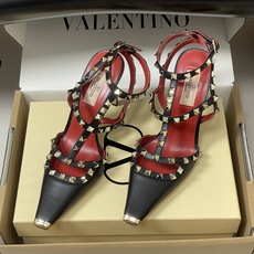 顶级品质(配飞机盒✈️➕10)2026春夏新款 Valentino 华伦天奴ROCKSTUD漆皮系带铆钉 顶级品质(配飞机盒✈️➕10)2026春夏新款 Valentino 华伦天奴ROCKSTUD漆皮系带铆钉