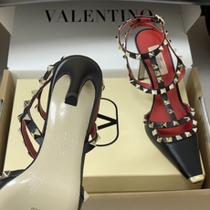 顶级品质(配飞机盒✈️➕10)2026春夏新款 Valentino 华伦天奴ROCKSTUD漆皮系带铆钉 顶级品质(配飞机盒✈️➕10)2026春夏新款 Valentino 华伦天奴ROCKSTUD漆皮系带铆钉