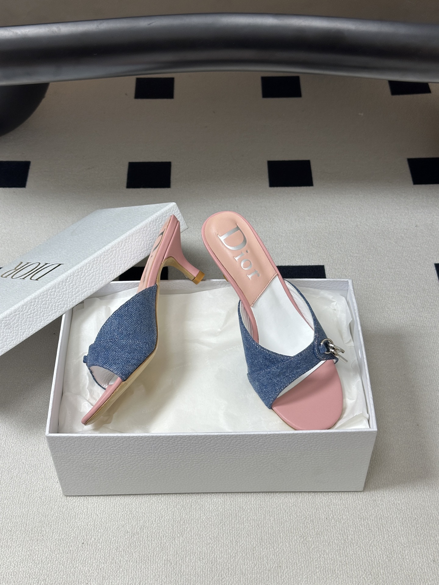 Dior 迪奥 26ss春夏新款中古风🔑钥匙🔒锁扣高跟凉拖鞋小猫跟拖鞋延续D家永恒经典！这款鞋低调不失华