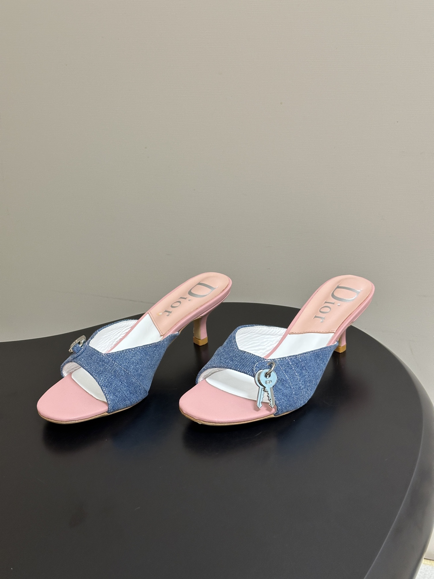 Dior 迪奥 26ss春夏新款中古风🔑钥匙🔒锁扣高跟凉拖鞋小猫跟拖鞋延续D家永恒经典！这款鞋低调不失华