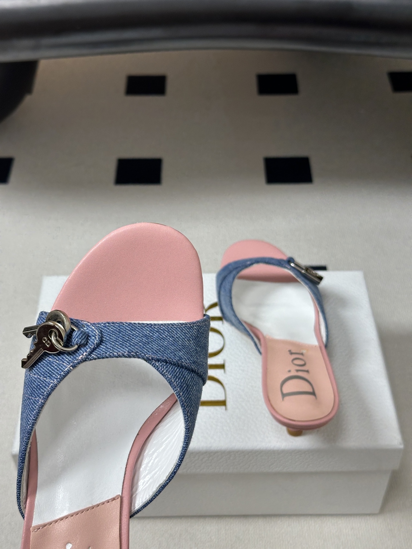 Dior 迪奥 26ss春夏新款中古风🔑钥匙🔒锁扣高跟凉拖鞋小猫跟拖鞋延续D家永恒经典！这款鞋低调不失华