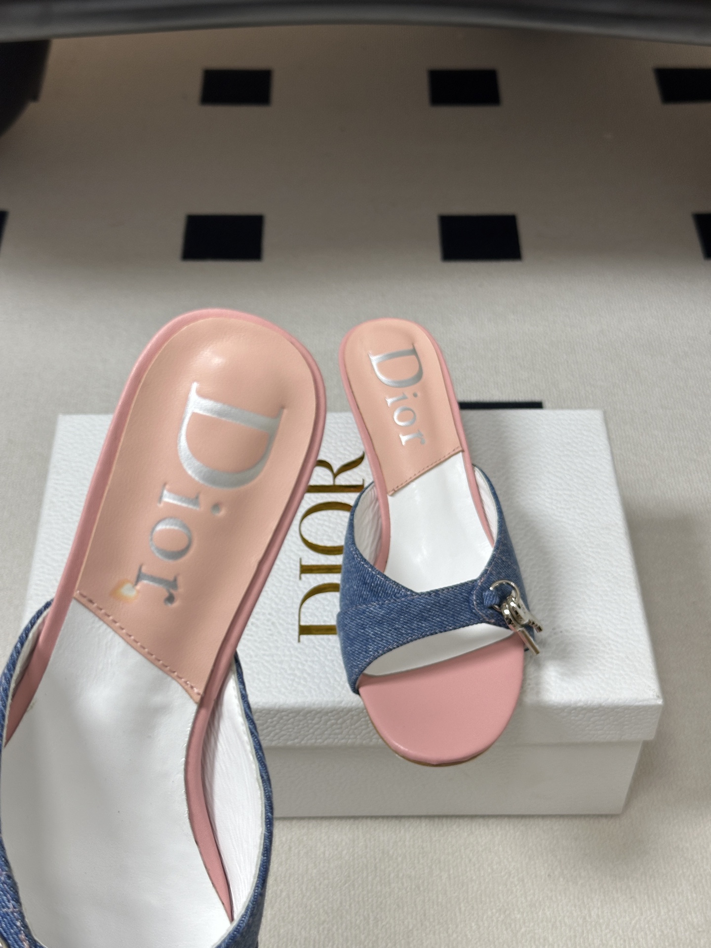 Dior 迪奥 26ss春夏新款中古风🔑钥匙🔒锁扣高跟凉拖鞋小猫跟拖鞋延续D家永恒经典！这款鞋低调不失华