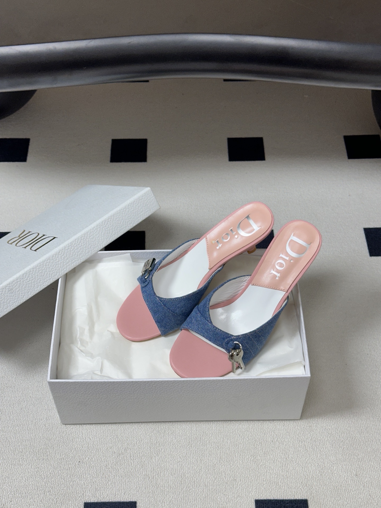 Dior 迪奥 26ss春夏新款中古风🔑钥匙🔒锁扣高跟凉拖鞋小猫跟拖鞋延续D家永恒经典！这款鞋低调不失华