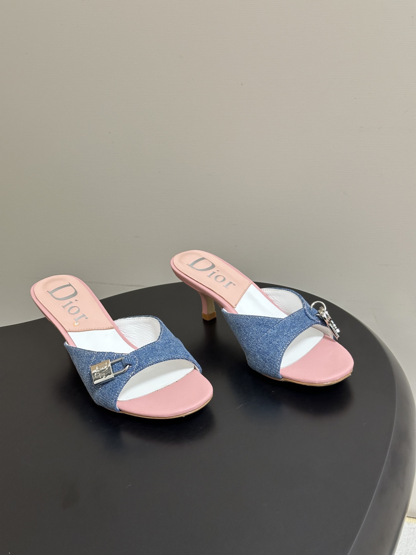 Dior 迪奥 26ss春夏新款中古风🔑钥匙🔒锁扣高跟凉拖鞋小猫跟拖鞋延续D家永恒经典！这款鞋低调不失华