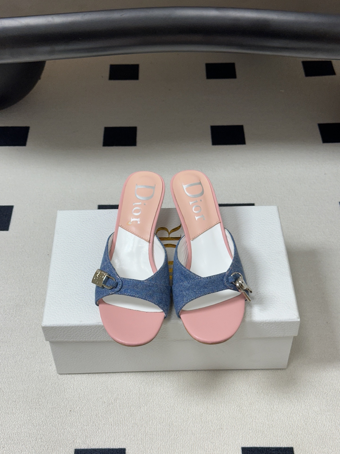 Dior 迪奥 26ss春夏新款中古风🔑钥匙🔒锁扣高跟凉拖鞋小猫跟拖鞋延续D家永恒经典！这款鞋低调不失华