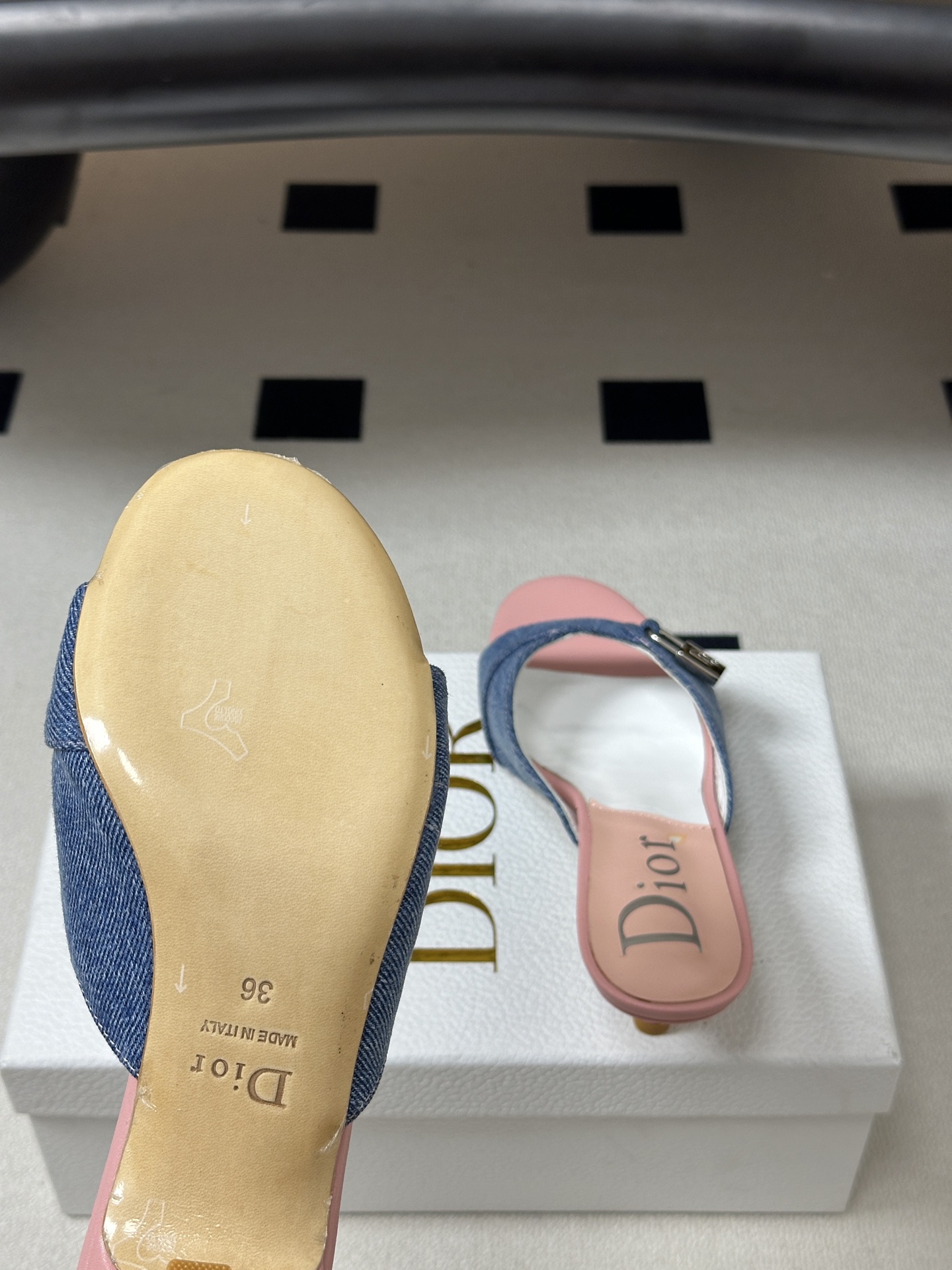 Dior 迪奥 26ss春夏新款中古风🔑钥匙🔒锁扣高跟凉拖鞋小猫跟拖鞋延续D家永恒经典！这款鞋低调不失华