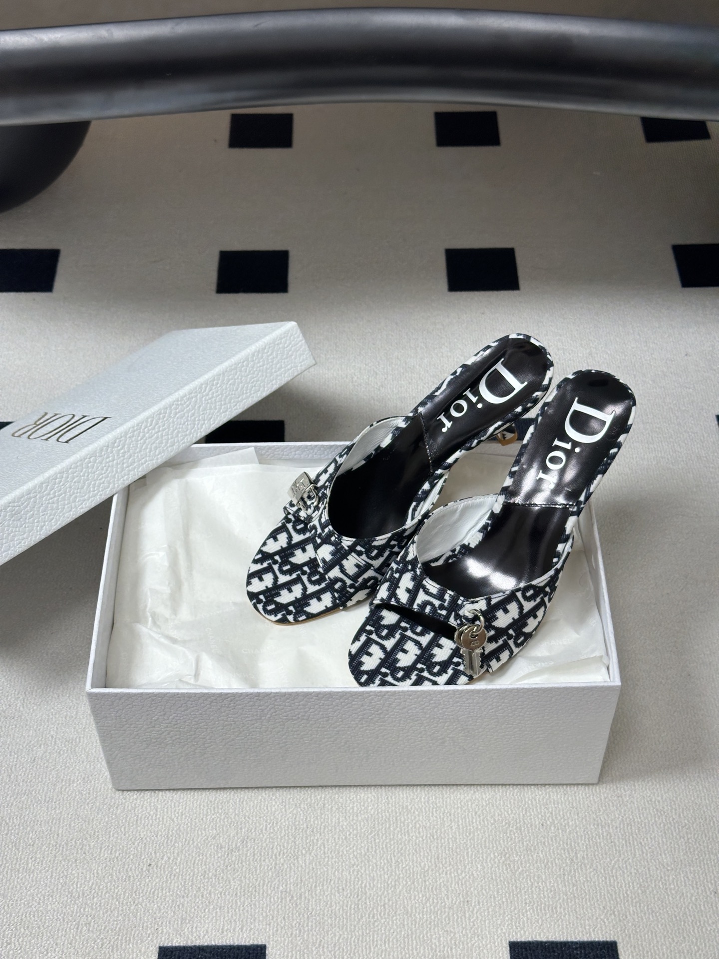 Dior 迪奥 26ss春夏新款中古风🔑钥匙🔒锁扣高跟凉拖鞋小猫跟拖鞋延续D家永恒经典！这款鞋低调不失华