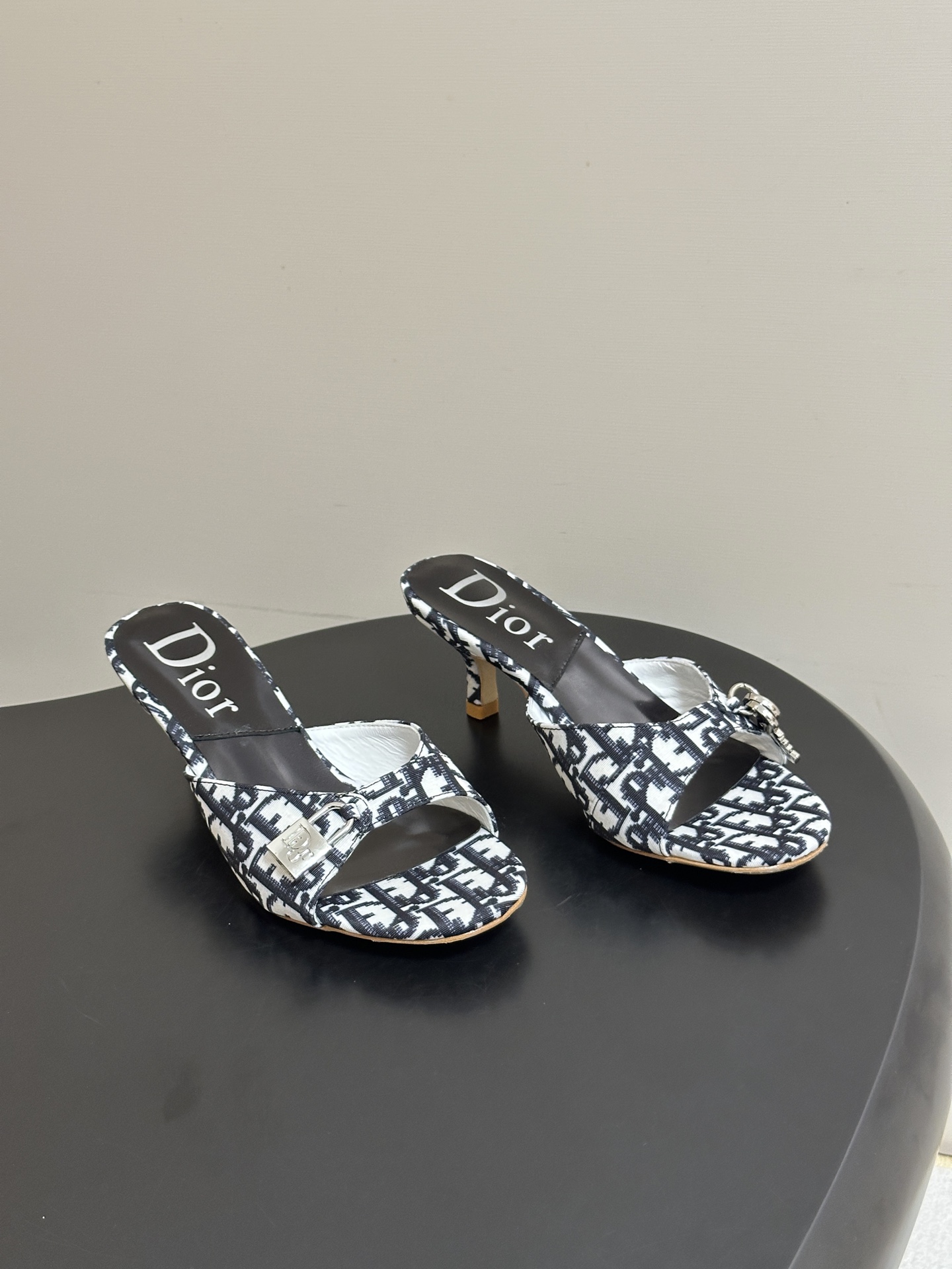 Dior 迪奥 26ss春夏新款中古风🔑钥匙🔒锁扣高跟凉拖鞋小猫跟拖鞋延续D家永恒经典！这款鞋低调不失华