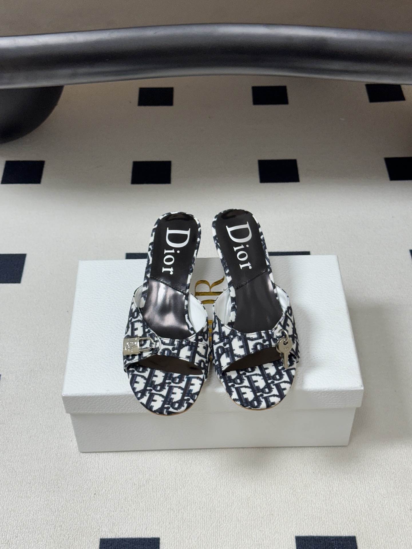 Dior 迪奥 26ss春夏新款中古风🔑钥匙🔒锁扣高跟凉拖鞋小猫跟拖鞋延续D家永恒经典！这款鞋低调不失华