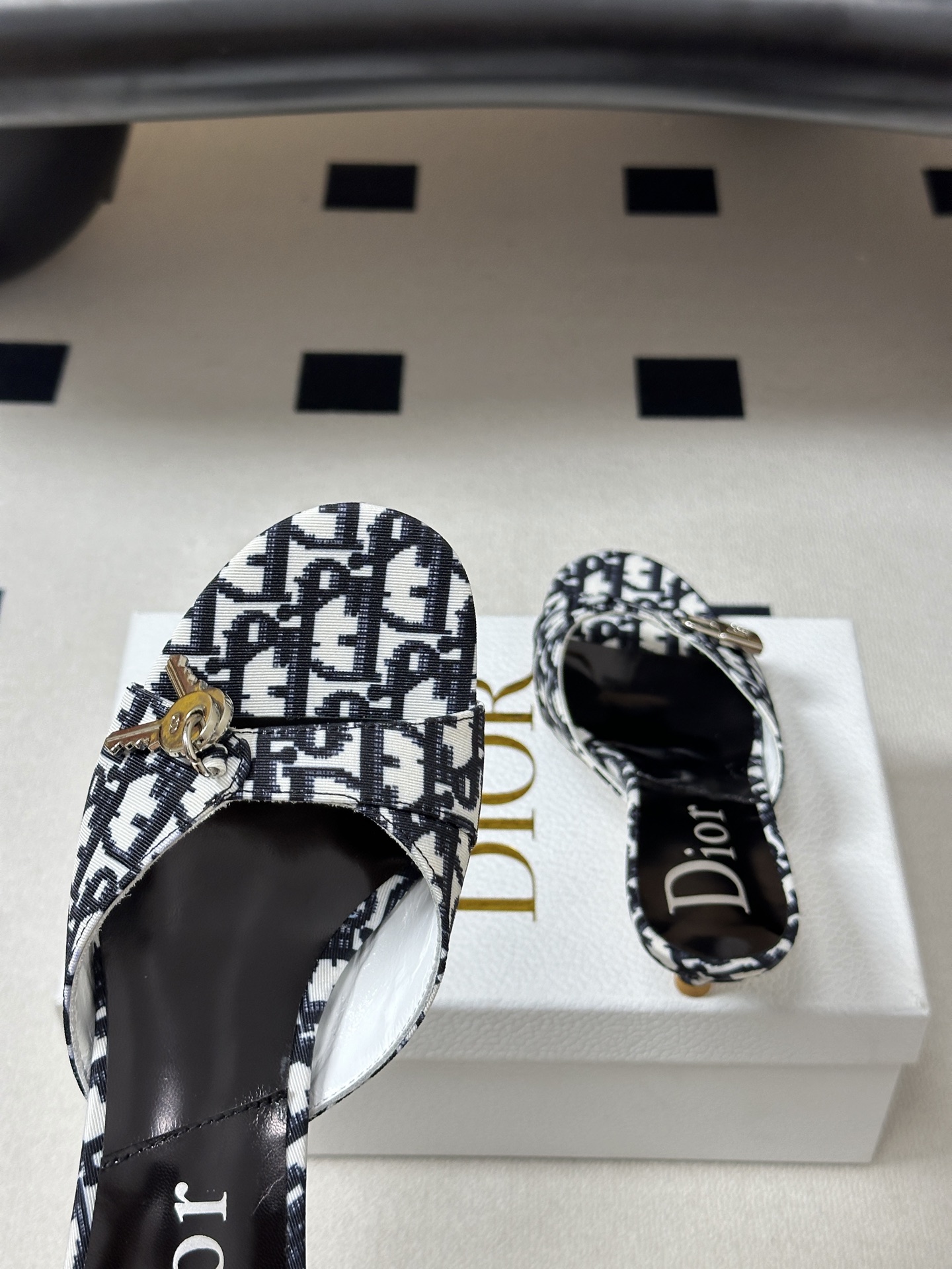 Dior 迪奥 26ss春夏新款中古风🔑钥匙🔒锁扣高跟凉拖鞋小猫跟拖鞋延续D家永恒经典！这款鞋低调不失华