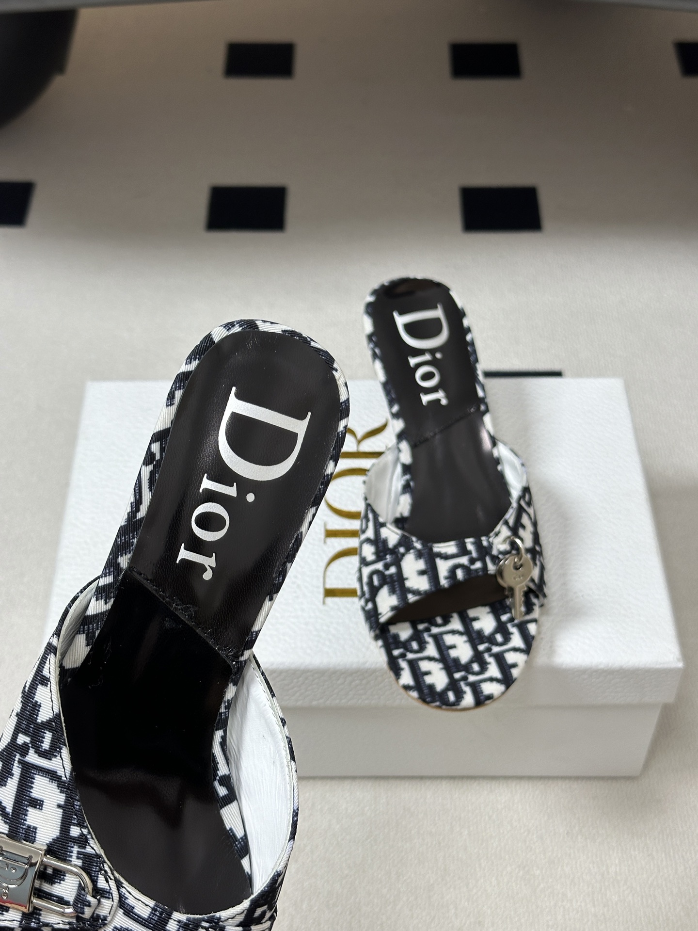 Dior 迪奥 26ss春夏新款中古风🔑钥匙🔒锁扣高跟凉拖鞋小猫跟拖鞋延续D家永恒经典！这款鞋低调不失华