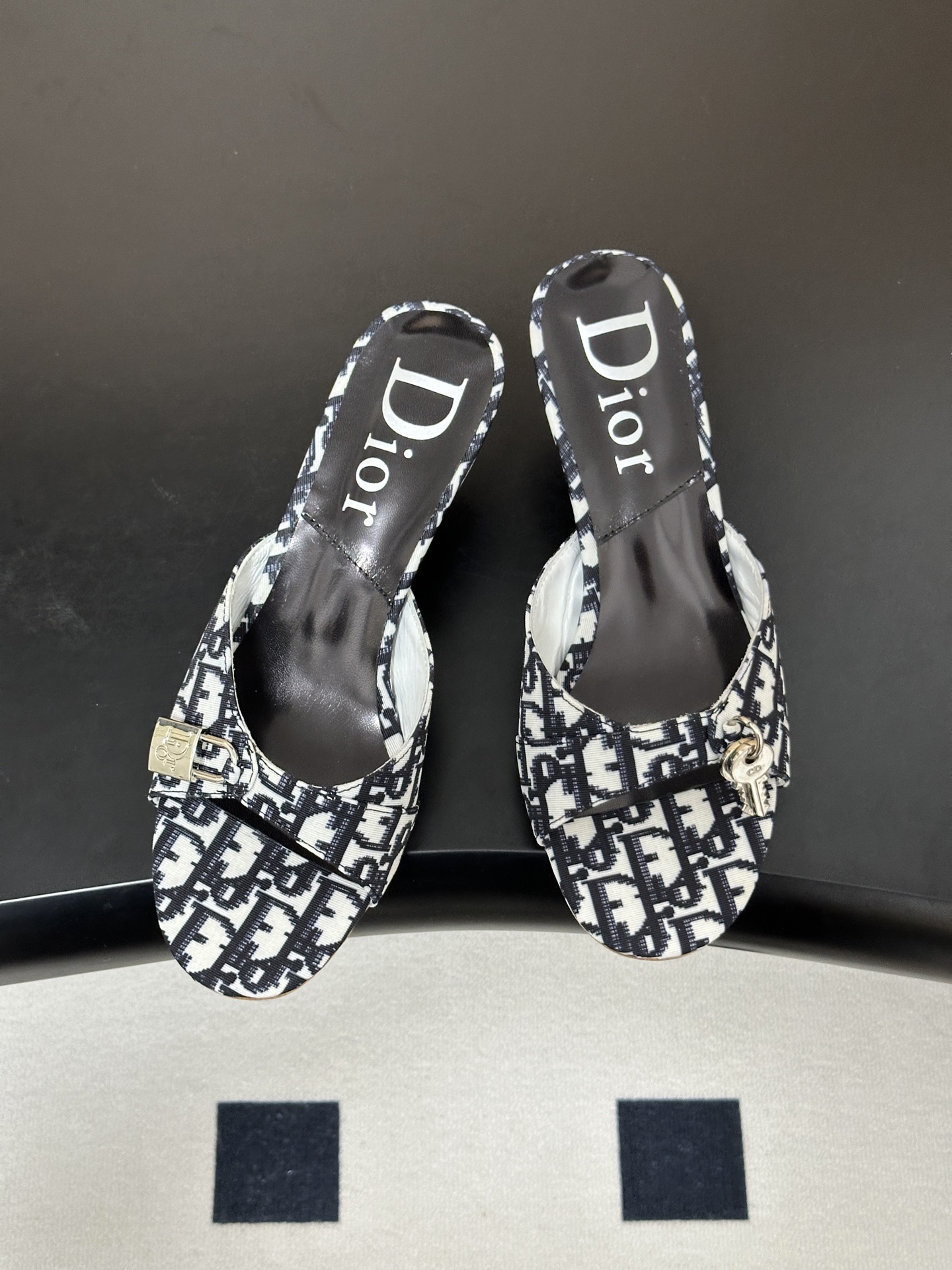 Dior 迪奥 26ss春夏新款中古风🔑钥匙🔒锁扣高跟凉拖鞋小猫跟拖鞋延续D家永恒经典！这款鞋低调不失华