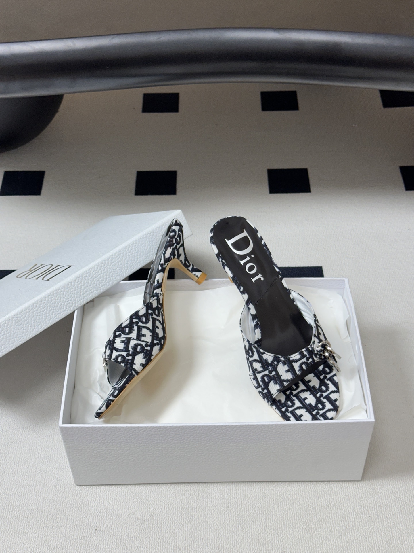 Dior 迪奥 26ss春夏新款中古风🔑钥匙🔒锁扣高跟凉拖鞋小猫跟拖鞋延续D家永恒经典！这款鞋低调不失华