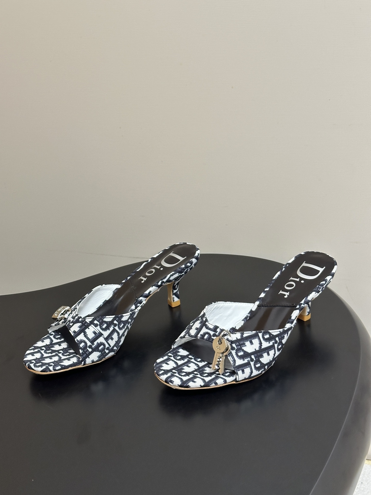 Dior 迪奥 26ss春夏新款中古风🔑钥匙🔒锁扣高跟凉拖鞋小猫跟拖鞋延续D家永恒经典！这款鞋低调不失华
