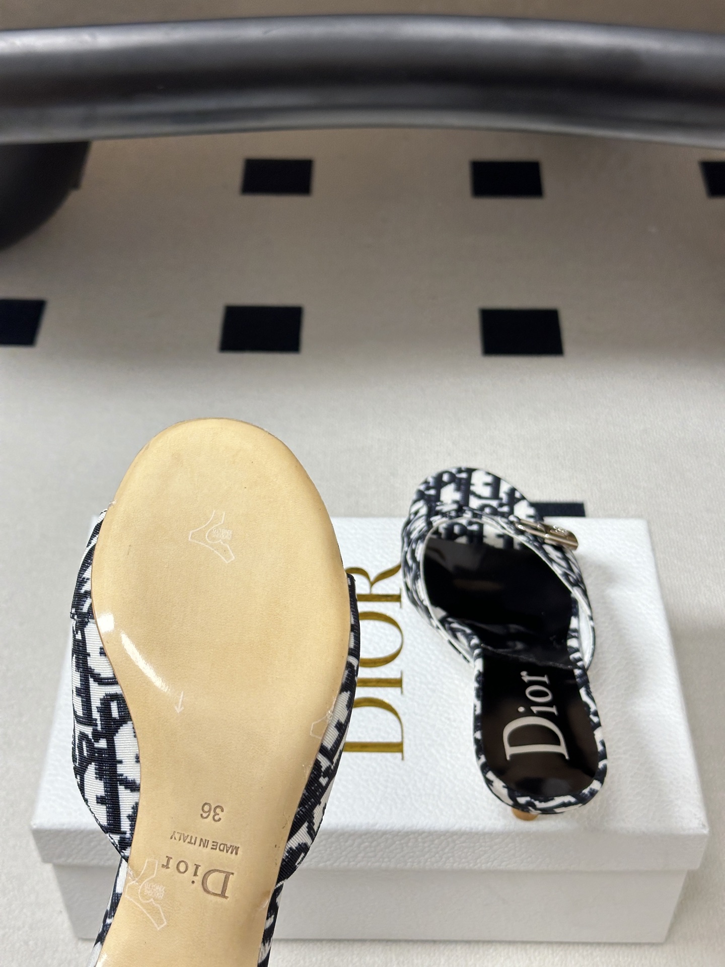 Dior 迪奥 26ss春夏新款中古风🔑钥匙🔒锁扣高跟凉拖鞋小猫跟拖鞋延续D家永恒经典！这款鞋低调不失华