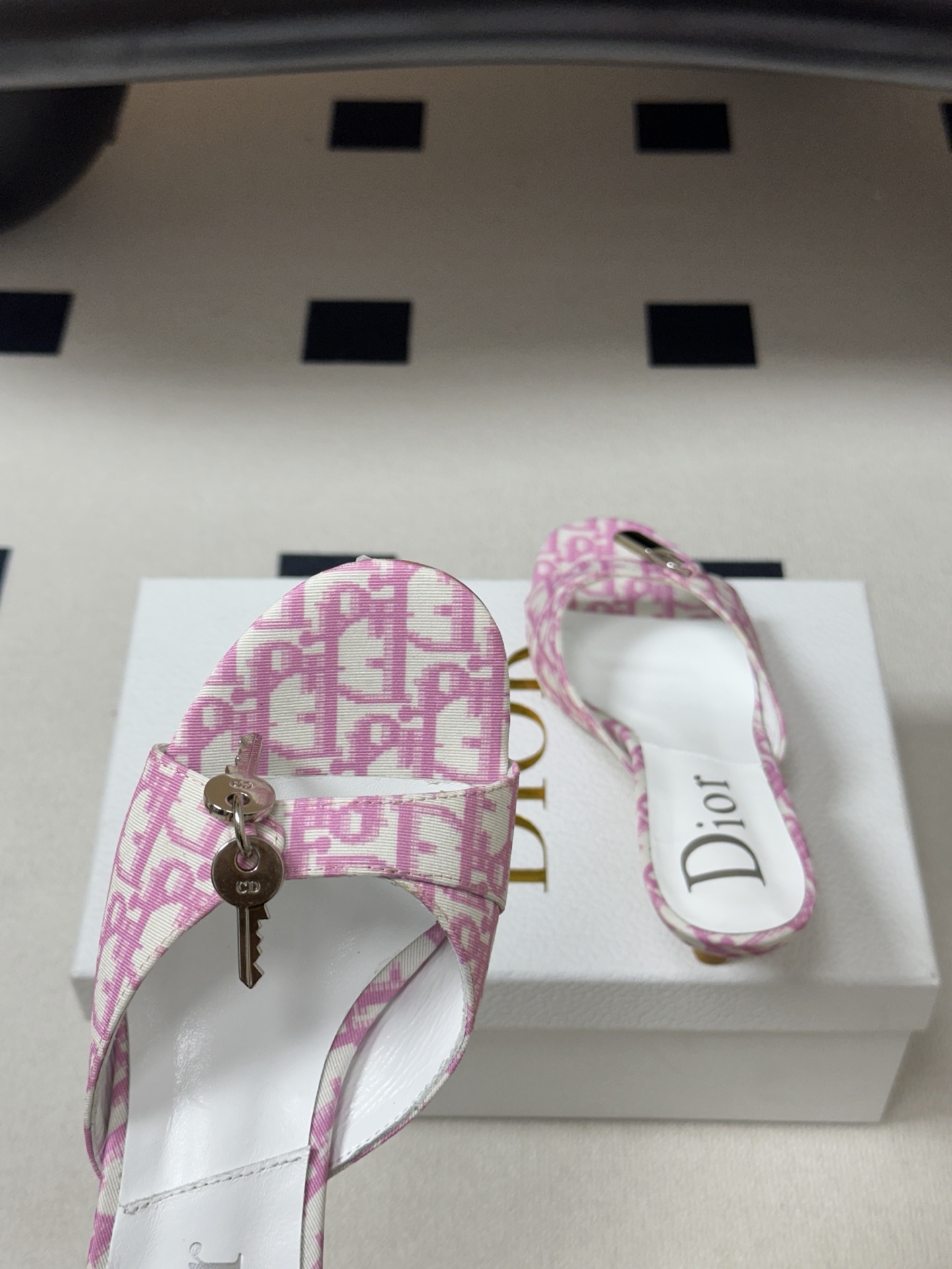 Dior 迪奥 26ss春夏新款中古风🔑钥匙🔒锁扣高跟凉拖鞋小猫跟拖鞋延续D家永恒经典！这款鞋低调不失华