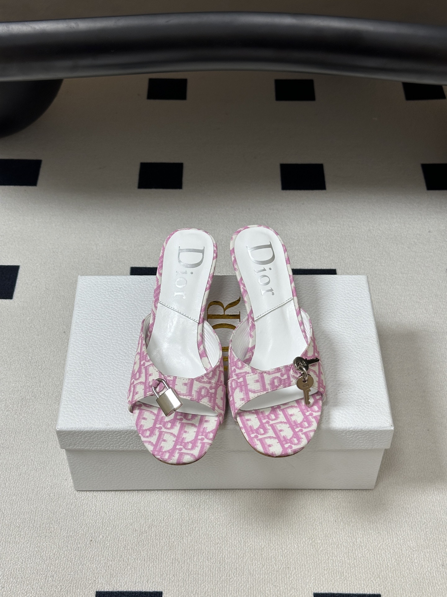Dior 迪奥 26ss春夏新款中古风🔑钥匙🔒锁扣高跟凉拖鞋小猫跟拖鞋延续D家永恒经典！这款鞋低调不失华