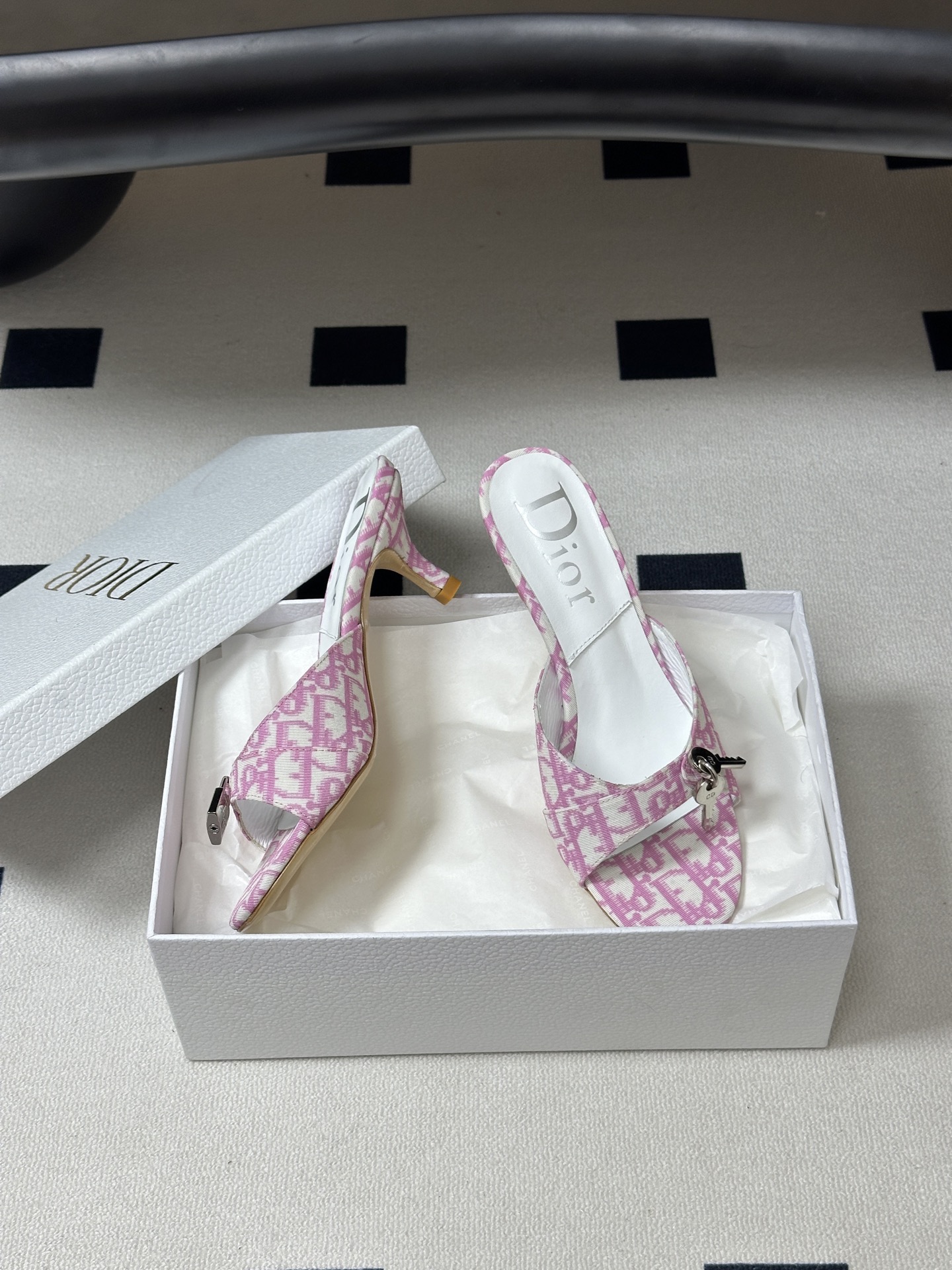 Dior 迪奥 26ss春夏新款中古风🔑钥匙🔒锁扣高跟凉拖鞋小猫跟拖鞋延续D家永恒经典！这款鞋低调不失华