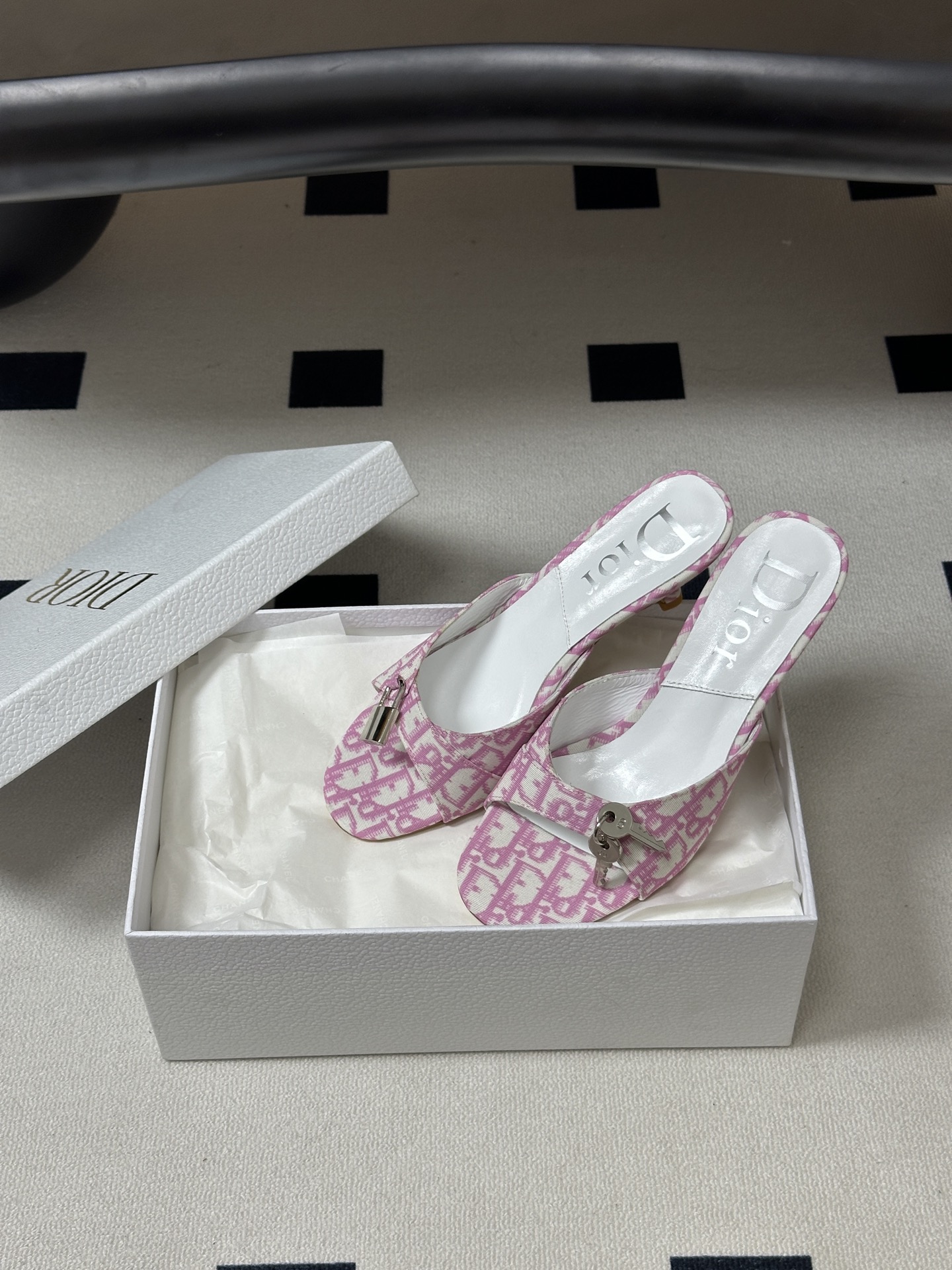 Dior 迪奥 26ss春夏新款中古风🔑钥匙🔒锁扣高跟凉拖鞋小猫跟拖鞋延续D家永恒经典！这款鞋低调不失华