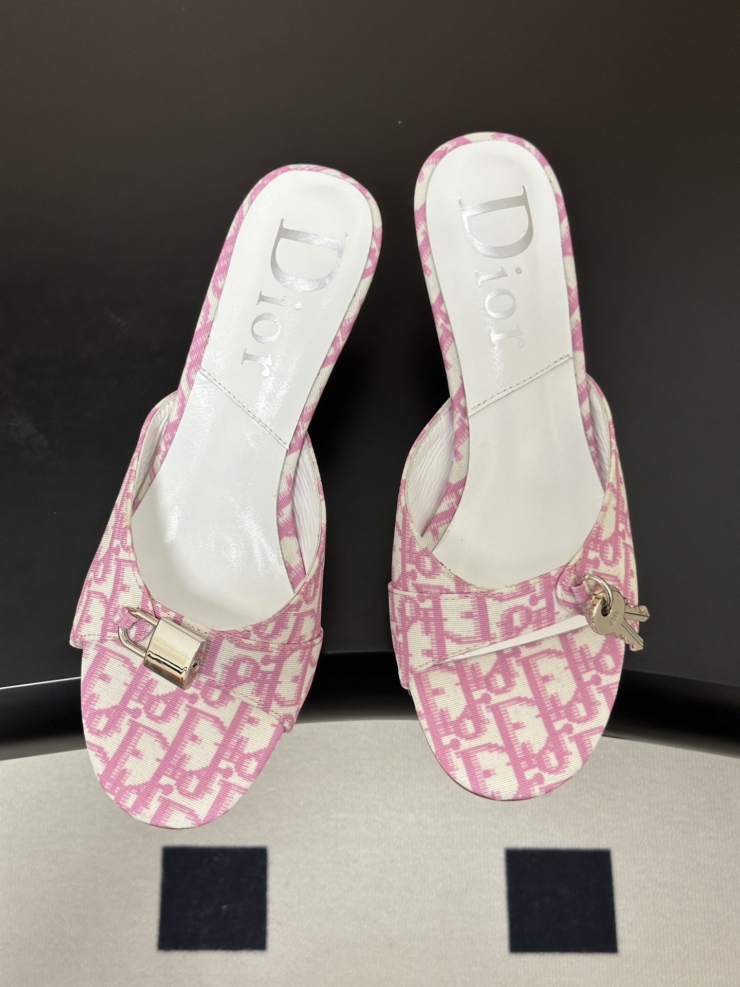 Dior 迪奥 26ss春夏新款中古风🔑钥匙🔒锁扣高跟凉拖鞋小猫跟拖鞋延续D家永恒经典！这款鞋低调不失华
