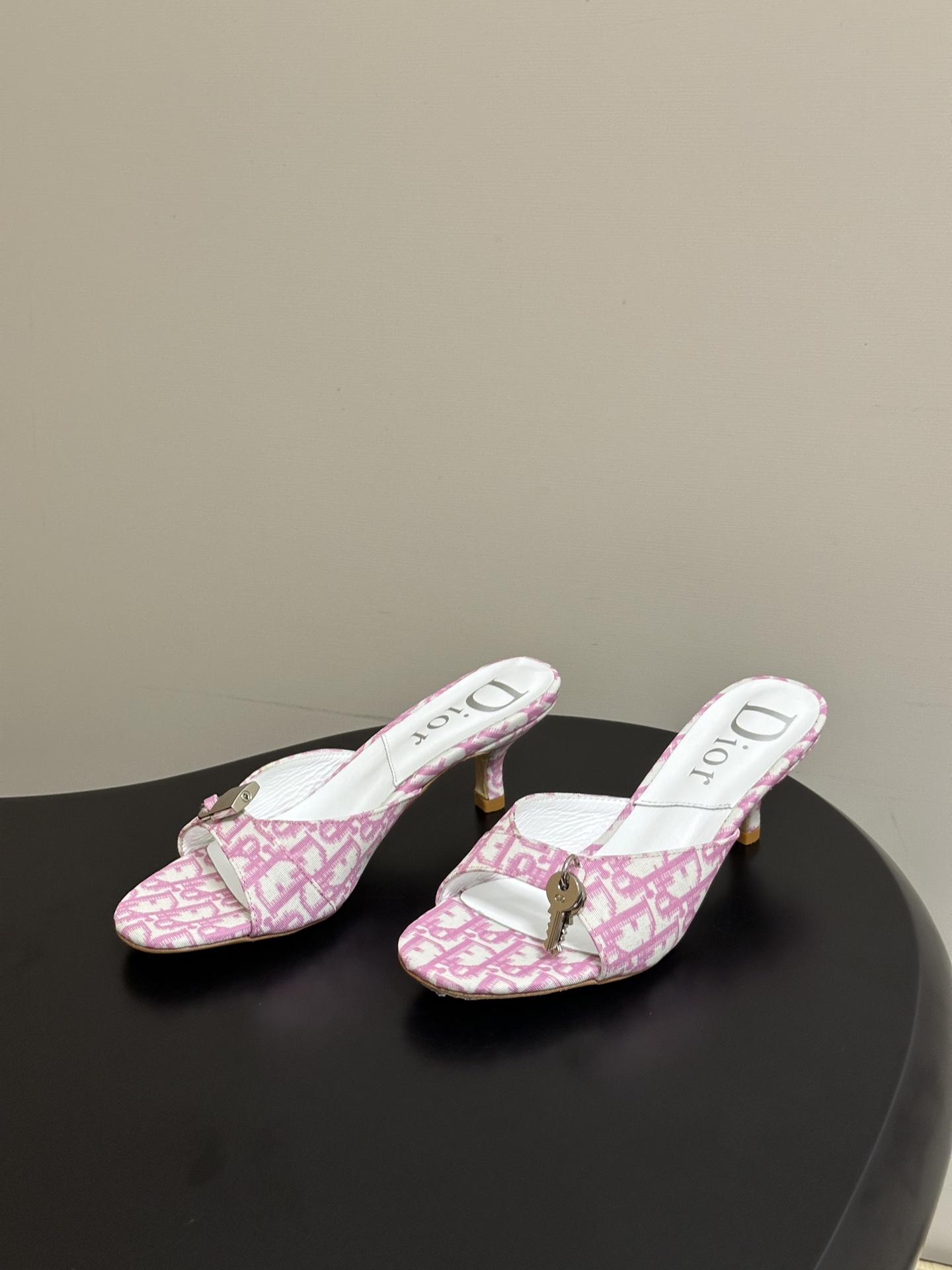 Dior 迪奥 26ss春夏新款中古风🔑钥匙🔒锁扣高跟凉拖鞋小猫跟拖鞋延续D家永恒经典！这款鞋低调不失华