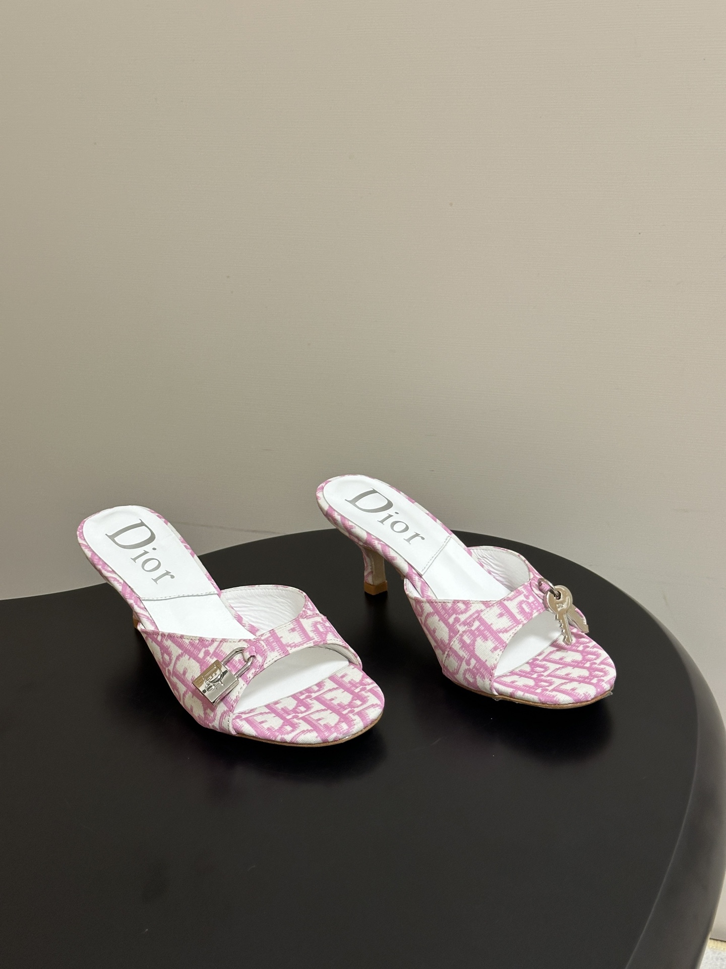 NO:869717,- Dior Dior 26ss spring and summer new style mid-century style key lock high-heeled sandals and kitten heel slippers continue the timeless classics of the D family!  This shoe is low-key yet gorgeous, sexy yet not ostentatious. The shape of the shoe is a delicate style that everyone loves. It is very slim. The entire curvature of the side perfectly shows the curve of the foot. It has both mature femininity and a lively girly feel. It also looks great on the foot. It is worth recommending. The upper is sheepskin/customized fabric. The lining is mixed sheepskin. The sole is Italian genuine leather. The heel height is 6.5cm.  Size 35-39 (40.41.42 customized, non-refundable), slippers, dior, dior, dior, slippers, sheepskin, Leather soles19860909- Dior 迪奥 26ss春夏新款中古风钥匙锁扣高跟凉拖鞋小猫跟拖鞋 延续D家永恒经典！这款鞋低调不失华丽 性感又不显张扬 鞋型是大家都爱的秀气款 非常非常显瘦 侧面整个弧度将脚部曲线完美展现 既有成熟女人味 又不乏一丝活泼少女感, 上脚也太好看了,值得推荐 鞋面羊皮/定制布料 内里垫脚混种羊皮 鞋底意大利真皮大底 跟高6.5cm 码数35-39（40.41.42定做不退换）,拖鞋,dior,dior,dior,slippers,sheepskin,Leather soles,Women's Shoes
