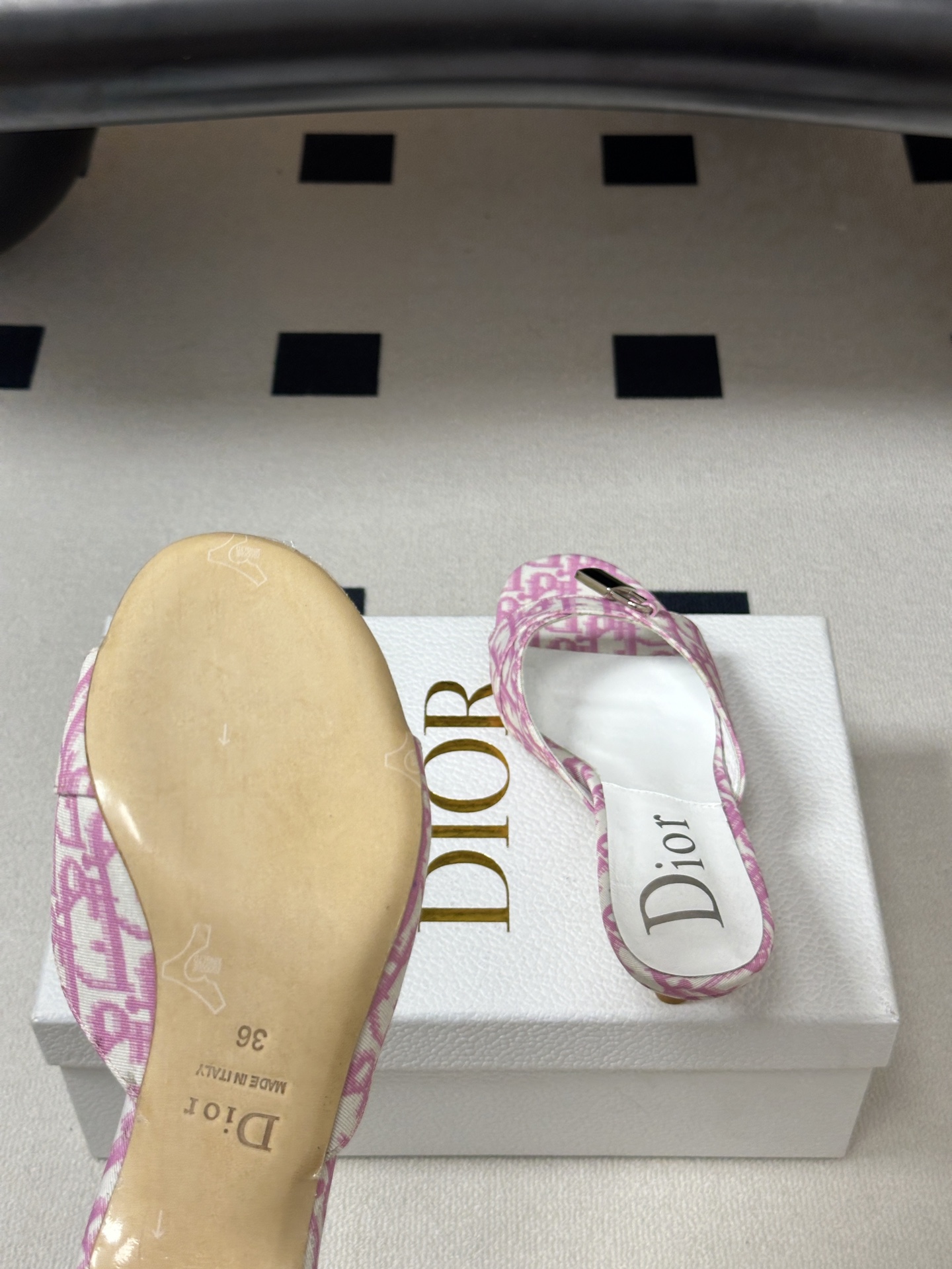 Dior 迪奥 26ss春夏新款中古风🔑钥匙🔒锁扣高跟凉拖鞋小猫跟拖鞋延续D家永恒经典！这款鞋低调不失华