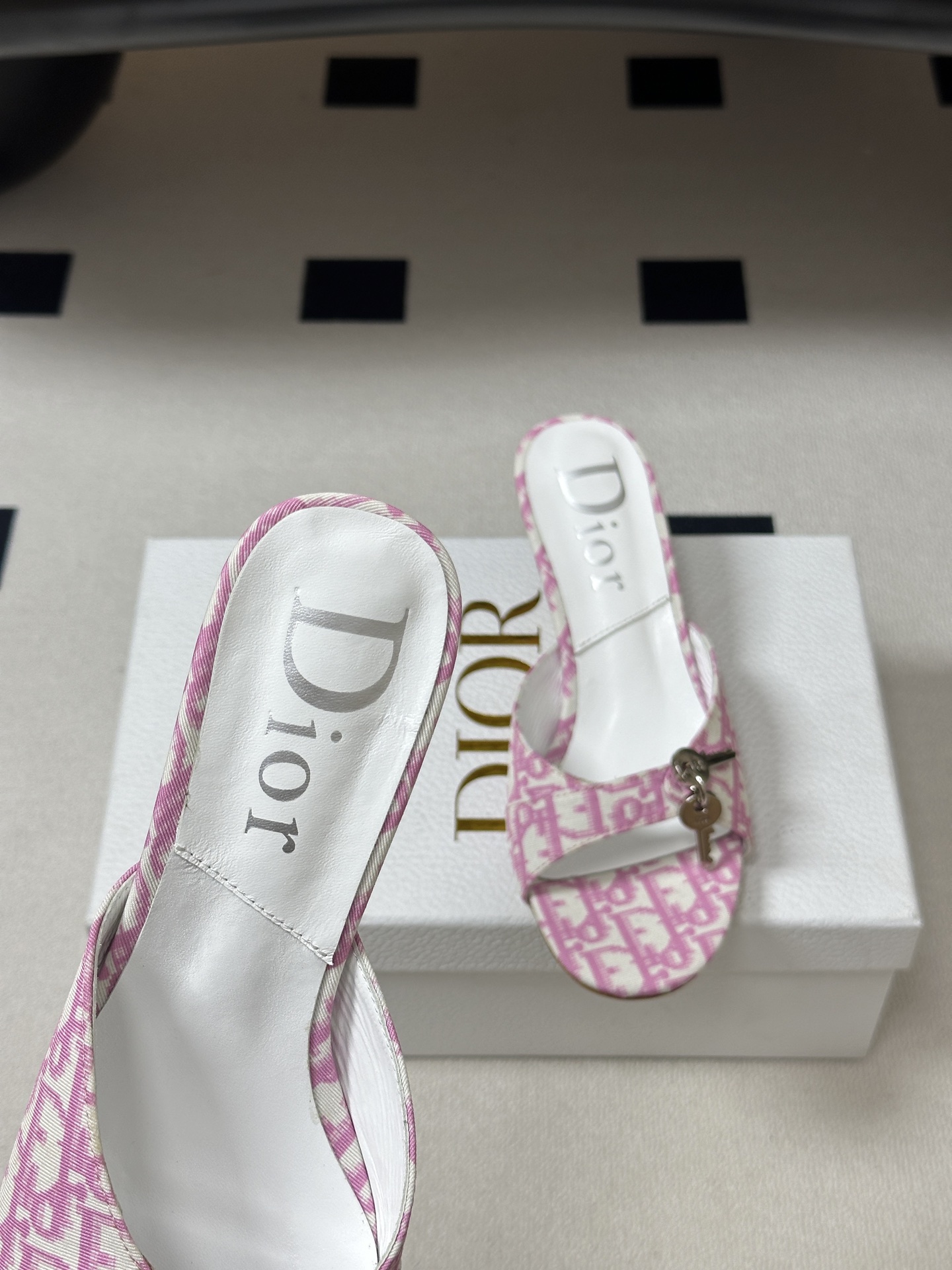 Dior 迪奥 26ss春夏新款中古风🔑钥匙🔒锁扣高跟凉拖鞋小猫跟拖鞋延续D家永恒经典！这款鞋低调不失华