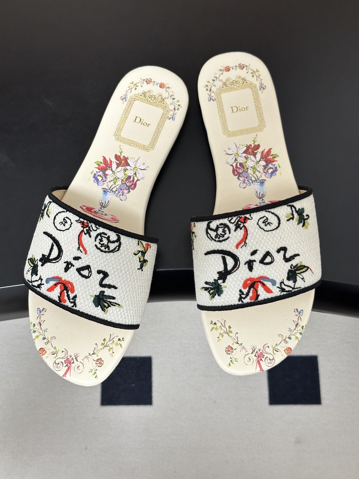 平底  2026春夏最新配色 Dior迪奥 Dway经典字母刺绣拖鞋 立体电绣高跟一字拖鞋 万年经典款 