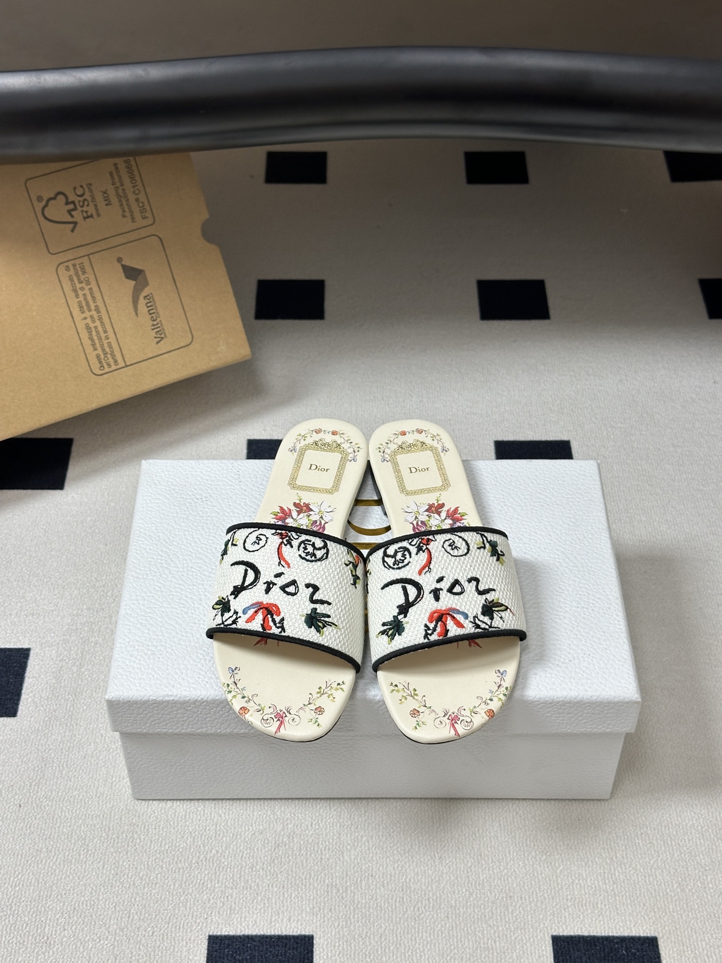 平底  2026春夏最新配色 Dior迪奥 Dway经典字母刺绣拖鞋 立体电绣高跟一字拖鞋 万年经典款 
