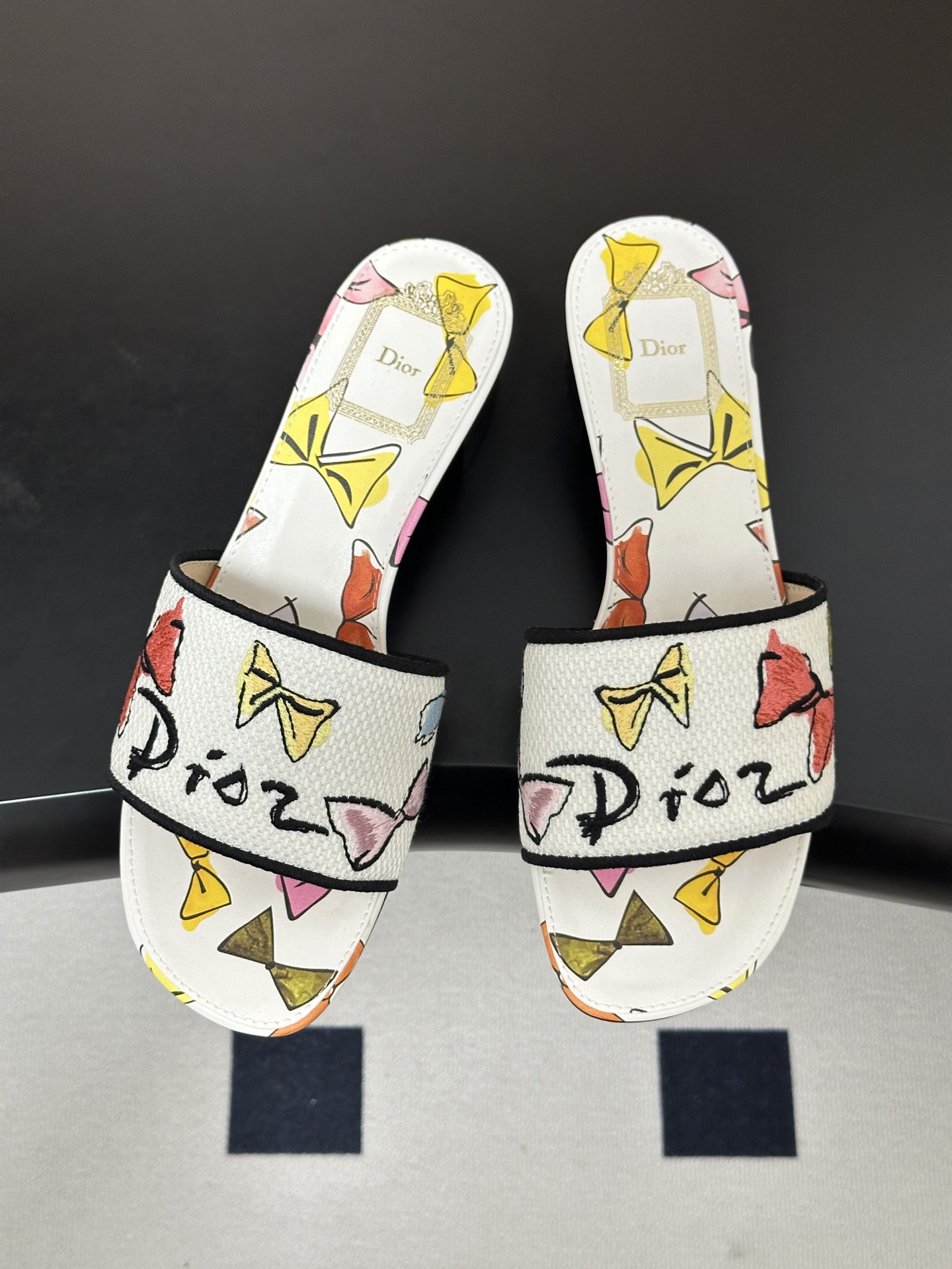 高跟 2026春夏最新配色 Dior迪奥 Dway经典字母刺绣拖鞋 立体电绣高跟一字拖鞋 万年经典款 这