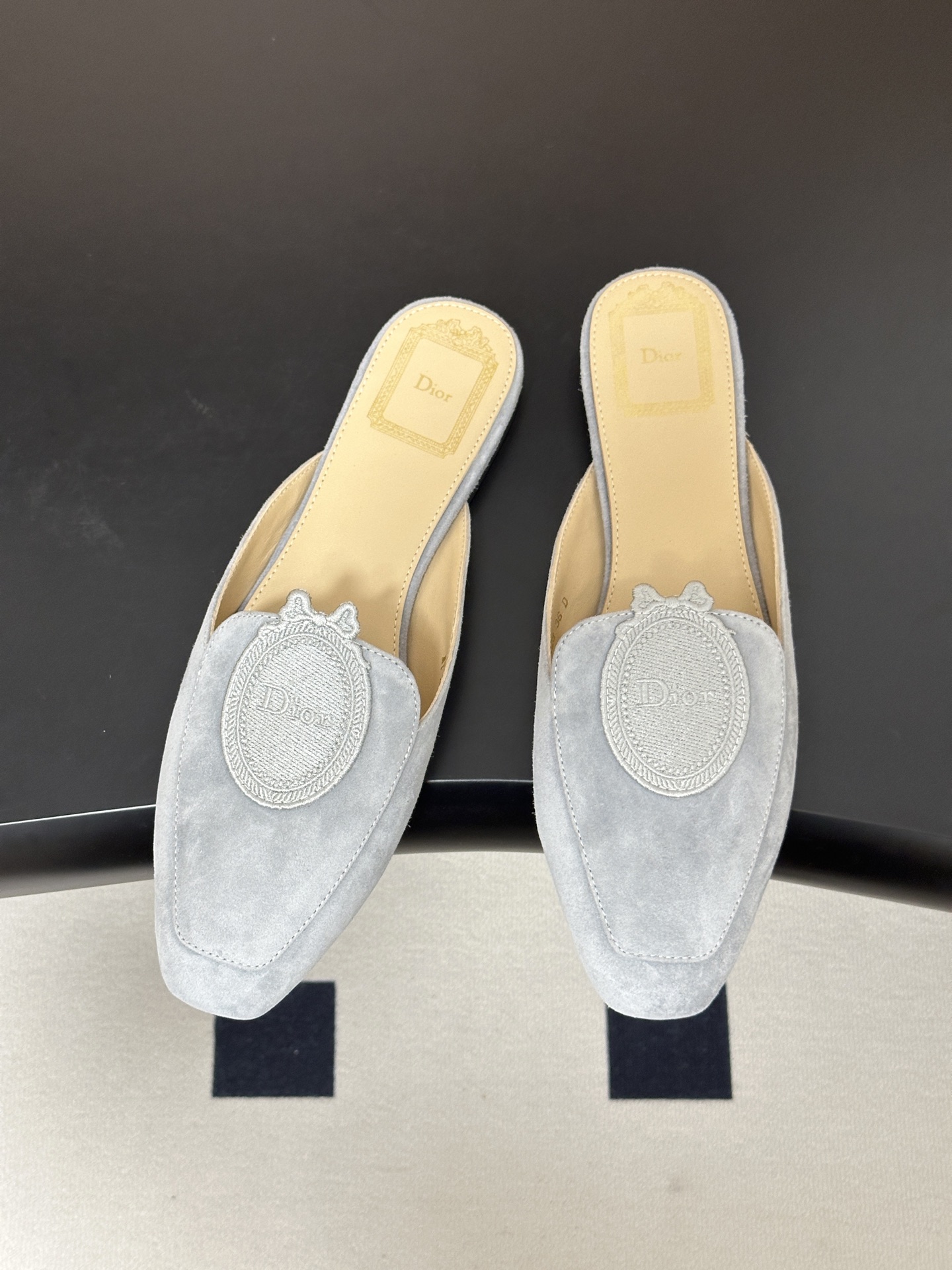 2026春夏新款Dior迪奥 D🌾 Mdaillon穆勒鞋🆕最新CD字母立体徽章刺绣包头半拖鞋平底凉拖鞋