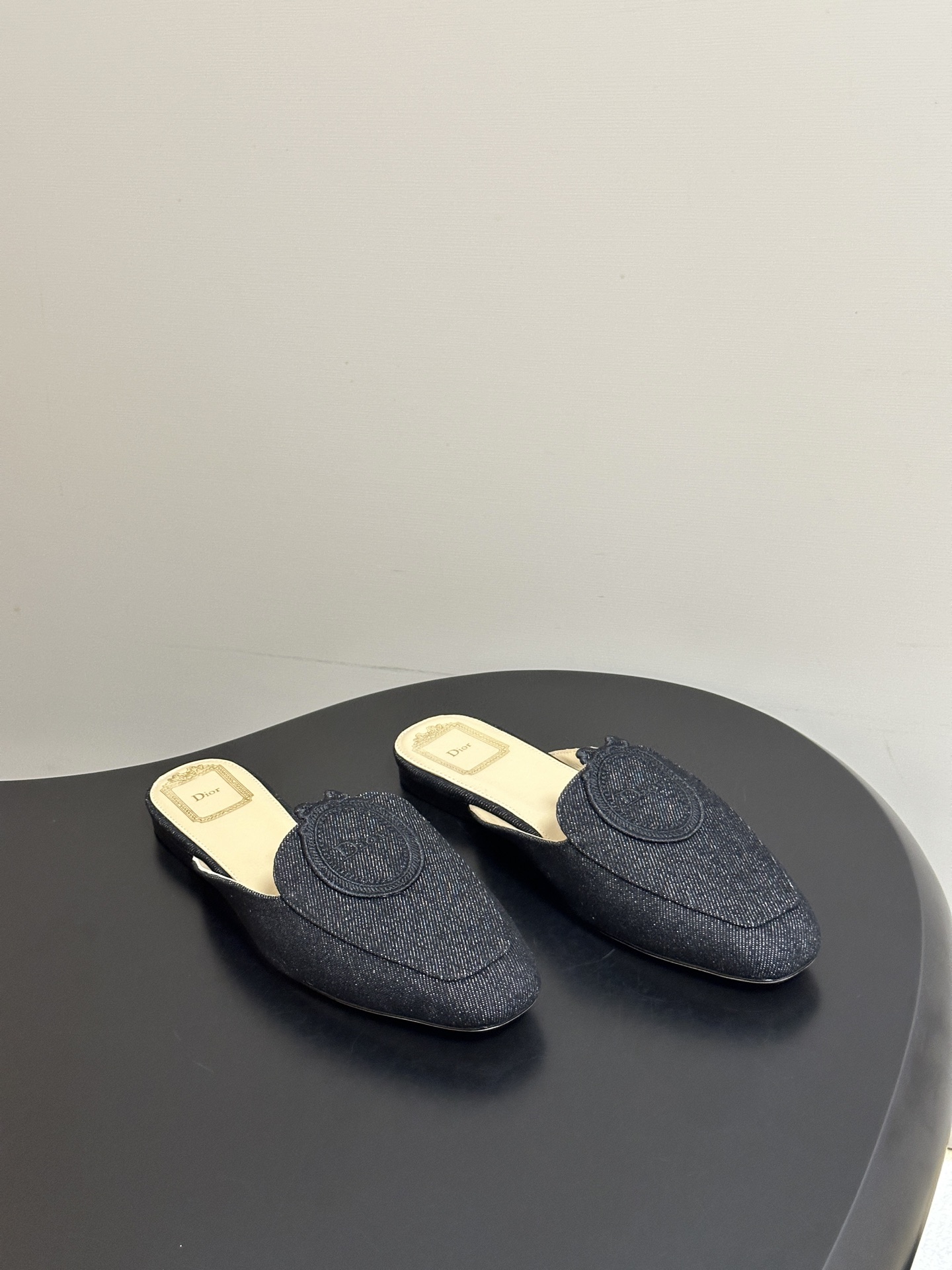 NO:869755,- 2026 spring and summer new Dior Dior D-Mdaillon mules, the latest CD letter three-dimensional emblem embroidery, cap-toe half slippers and flat sandals. These Baby Bow mules are specially designed by Jonathan Anderson for Dior. They are equipped with a fashionable rectangular toe and exquisite gold-finished metal bow decoration. They are carefully made of suede sheep leather, highlighting the ideal balance between comfortable wear and exquisite craftsmanship. They are elegant and fashionable.  Customized cowhide/fine sheepskin/denim denim for the uppers, sheepskin lining for the feet, Italian grade A genuine leather outsole for the soles, size 35-39 (34.40.41.42.43, custom-made, non-returnable, non-exchangeable), half drag, dior, dior, slippers, cowhide, sheepskin, sheep, Leather soles19860909- 2026春夏新款Dior迪奥 D-Mdaillon穆勒鞋最新CD字母立体徽章刺绣包头半拖鞋平底凉拖鞋 这款 Baby Bow穆勒鞋由乔纳森.安德森(Jonathan Anderson)为 Dior倾情打造,搭配时尚的修长方形鞋头和精致的金色饰面金属蝴蝶结装饰.采用绒面羊皮革精心制作,彰显舒适穿感与精湛工艺之间的理想平衡,高雅时髦. 鞋面定制牛皮/细腻羊猄皮/丹宁牛仔布 内里垫脚羊皮 鞋底意大利A级真皮大底 码数35-39(34.40.41.42.43定做不退不换）,半拖,dior,dior,slippers,cowhide,sheepskin,sheep,Leather soles,Women's Shoes